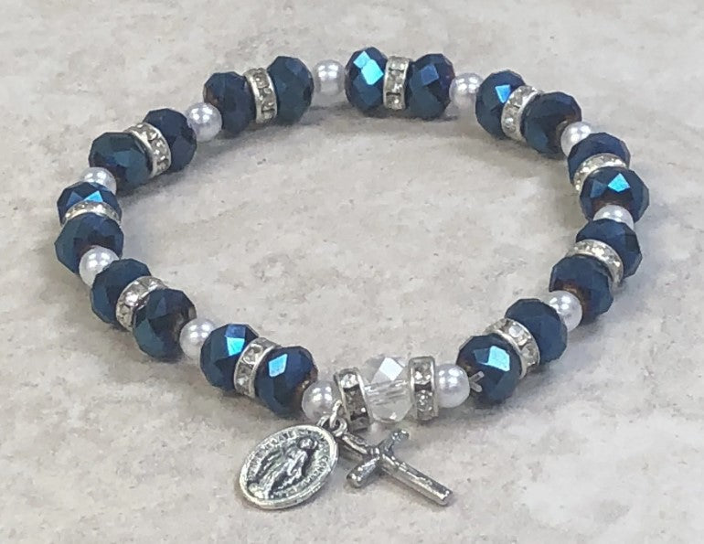 Pulsera de rosario con cuentas brillantes y cristales de strass. Medalla milagrosa y crucifijo.