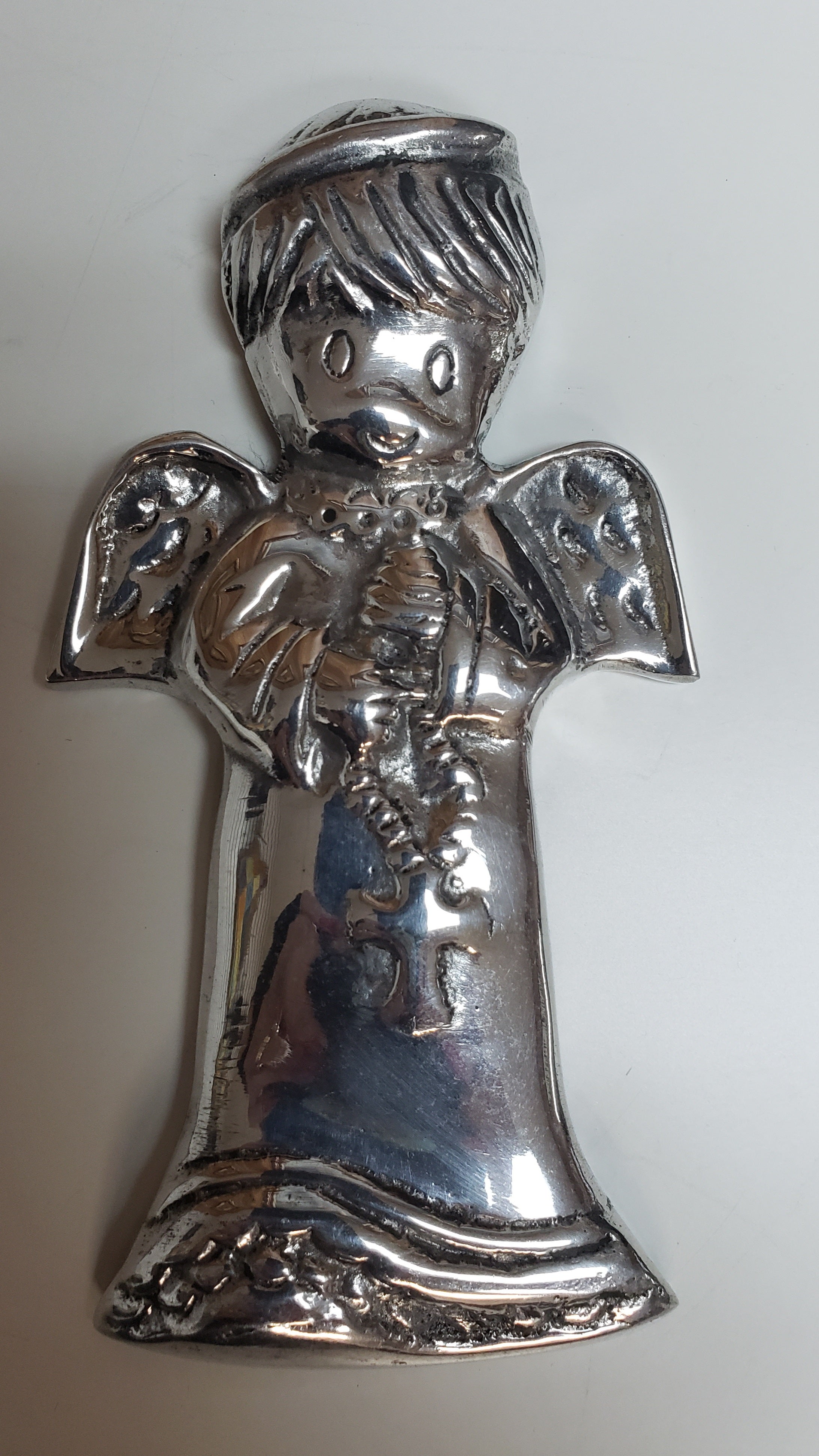 Ángel de peltre con rosario