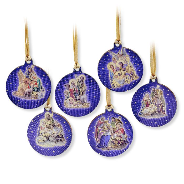 Adornos navideños redondos de madera con forma de belén. Estampados en dorado.