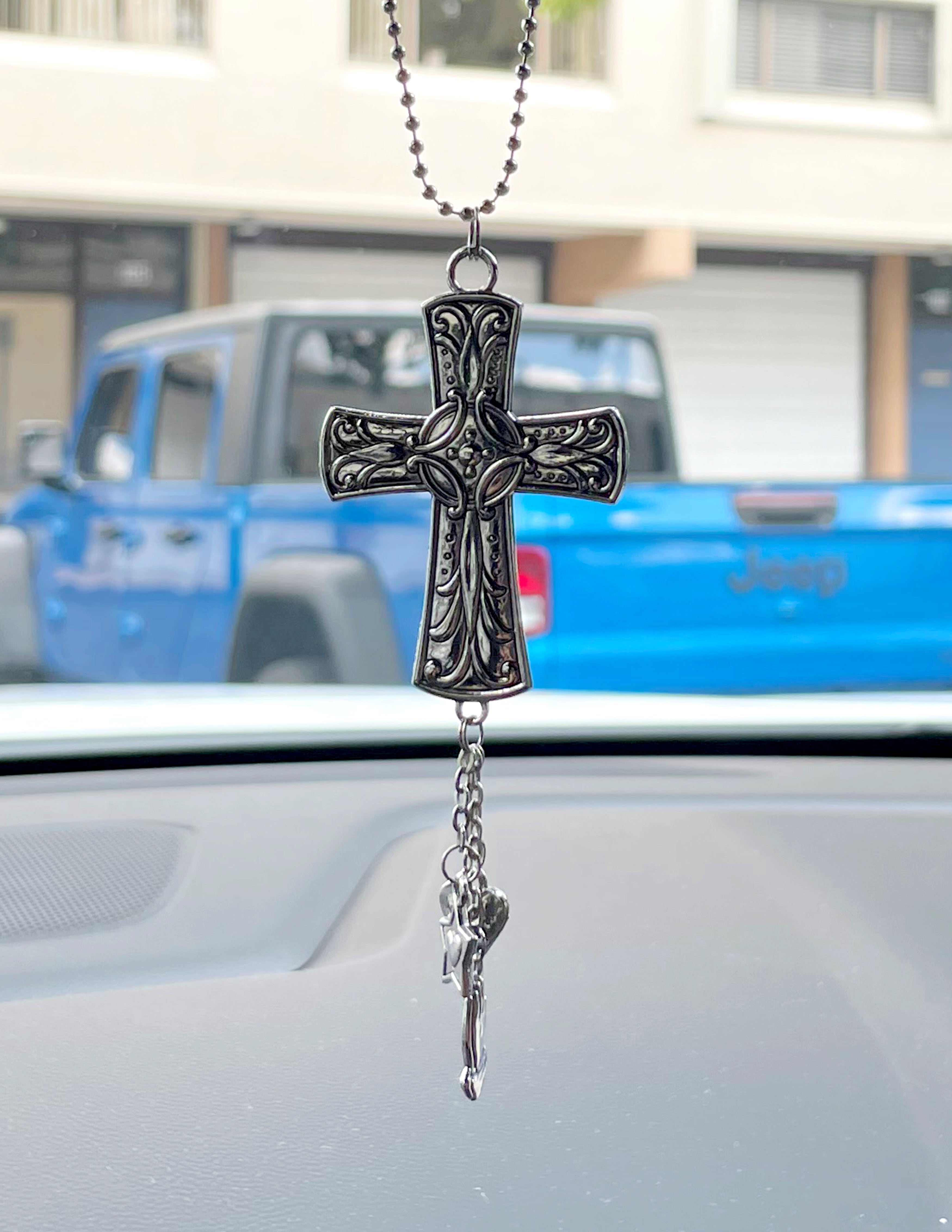 Cruz metálica colgante accesorio especial para acompañarte en tu coche
