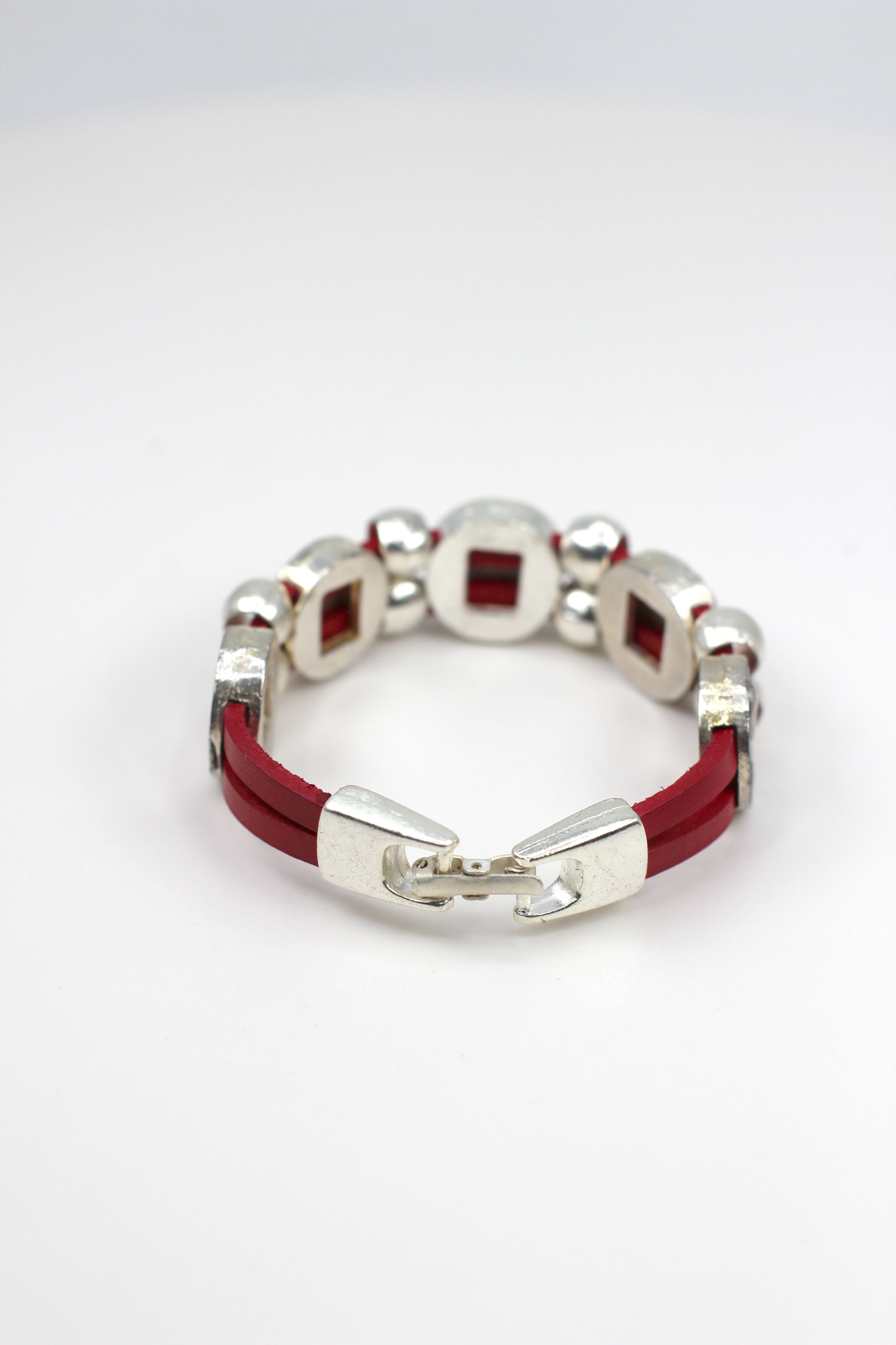 Pulsera Vintage con Doble Correa de Cuero y Medallas de La Virgen María, San Benito, Sagrado Corazón de Jesús, Ángel de la Guarda y Espíritu Santo joyería artesanal de Graciela's Collection