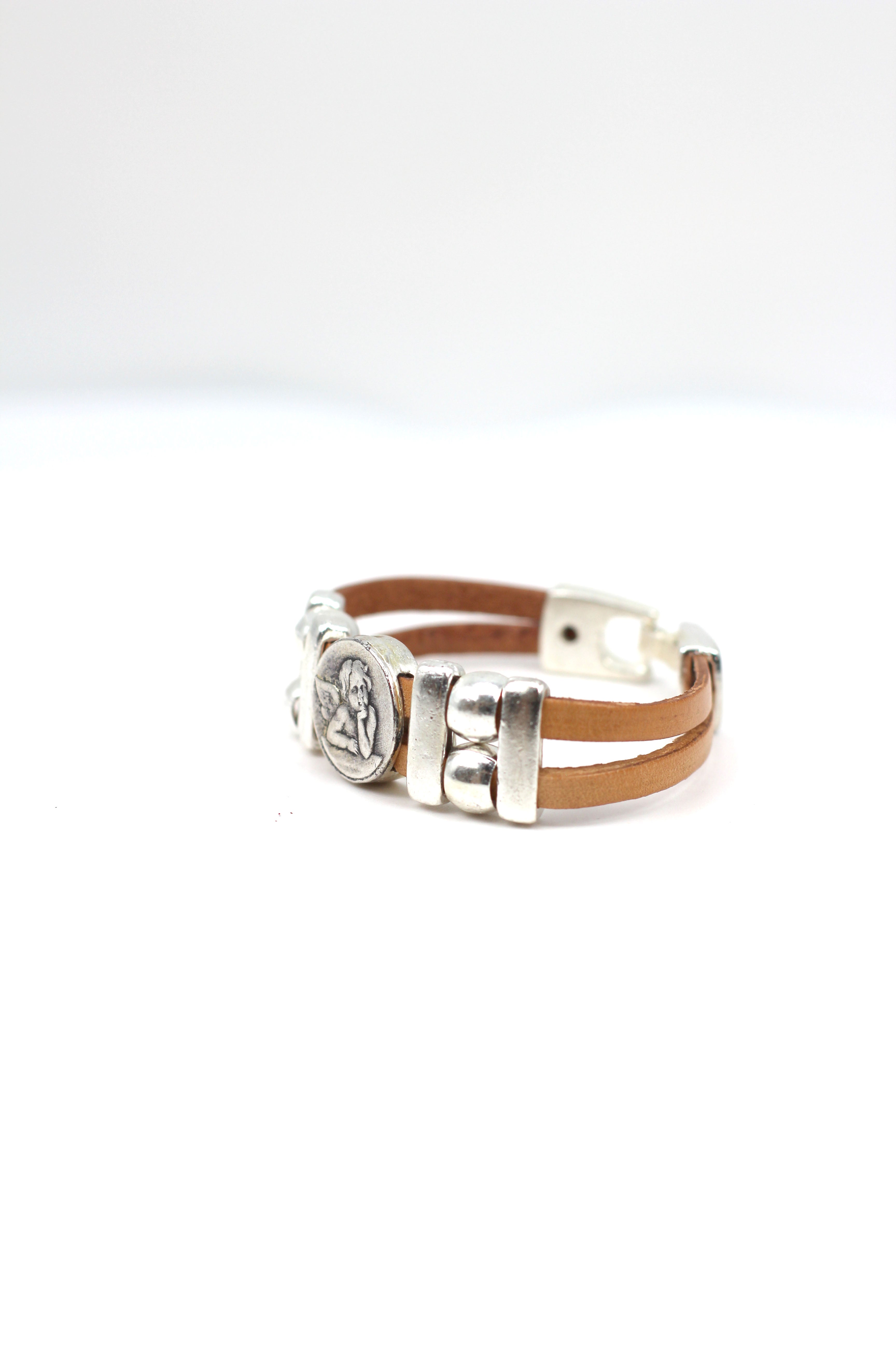 Pulsera Vintage con Doble Correa de Cuero y Medallas de La Virgen María, San Benito, Sagrado Corazón de Jesús, Ángel de la Guarda y Espíritu Santo joyería artesanal de Graciela's Collection