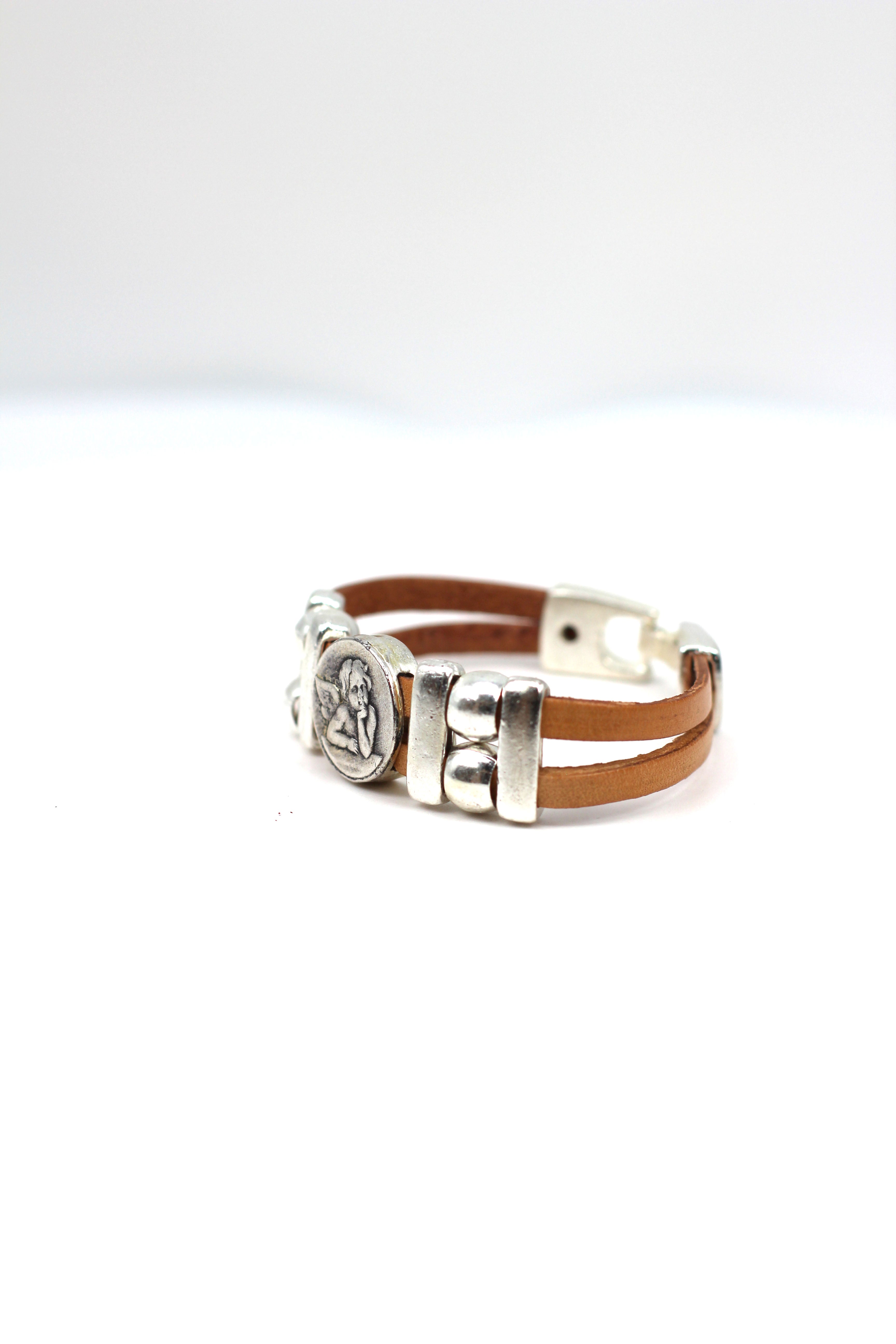 Pulsera de El Ángel de la Guarda joyería artesanal con Doble Tira de Cuero de Graciela's Collection