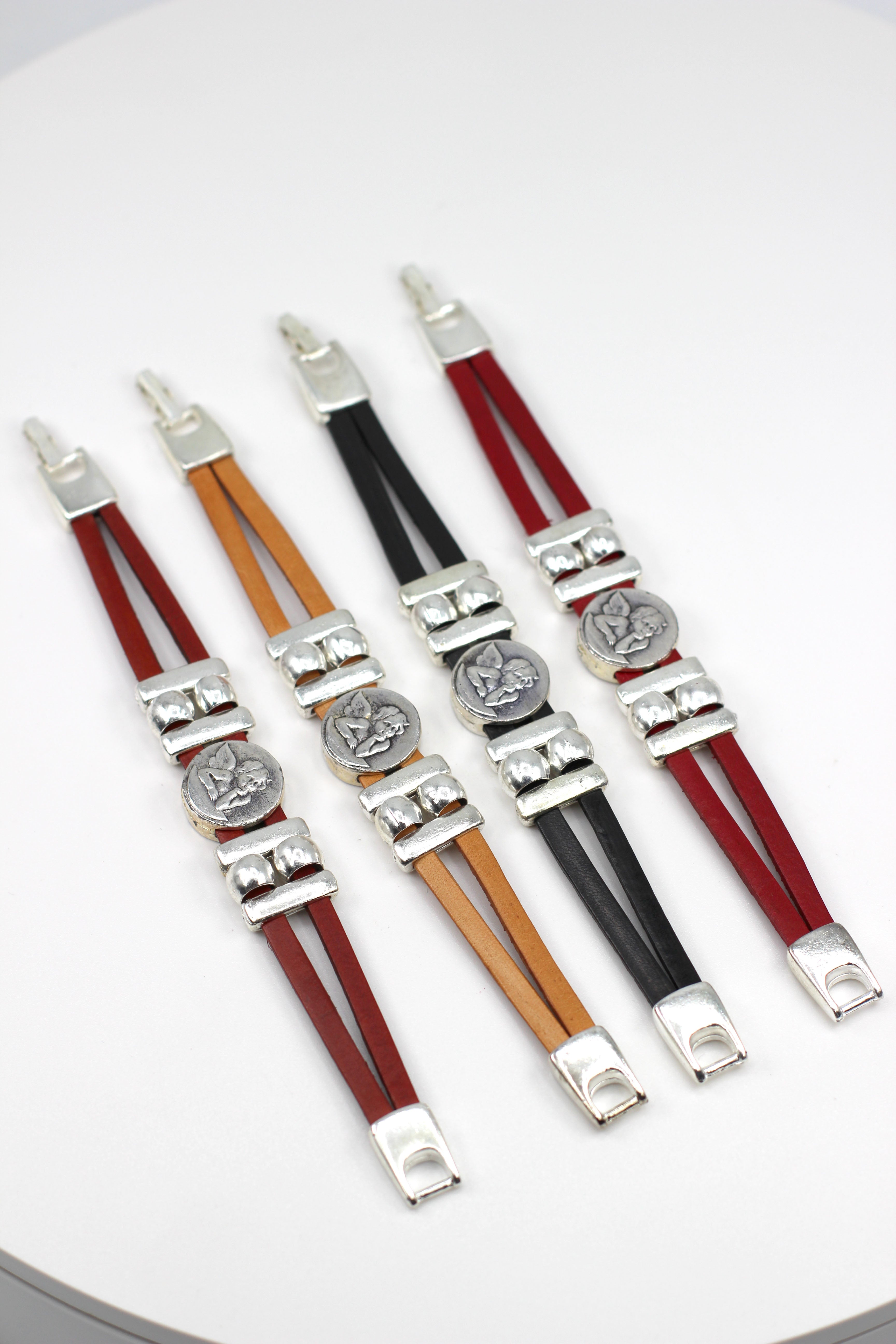 Pulsera de El Ángel de la Guarda joyería artesanal con Doble Tira de Cuero de Graciela's Collection