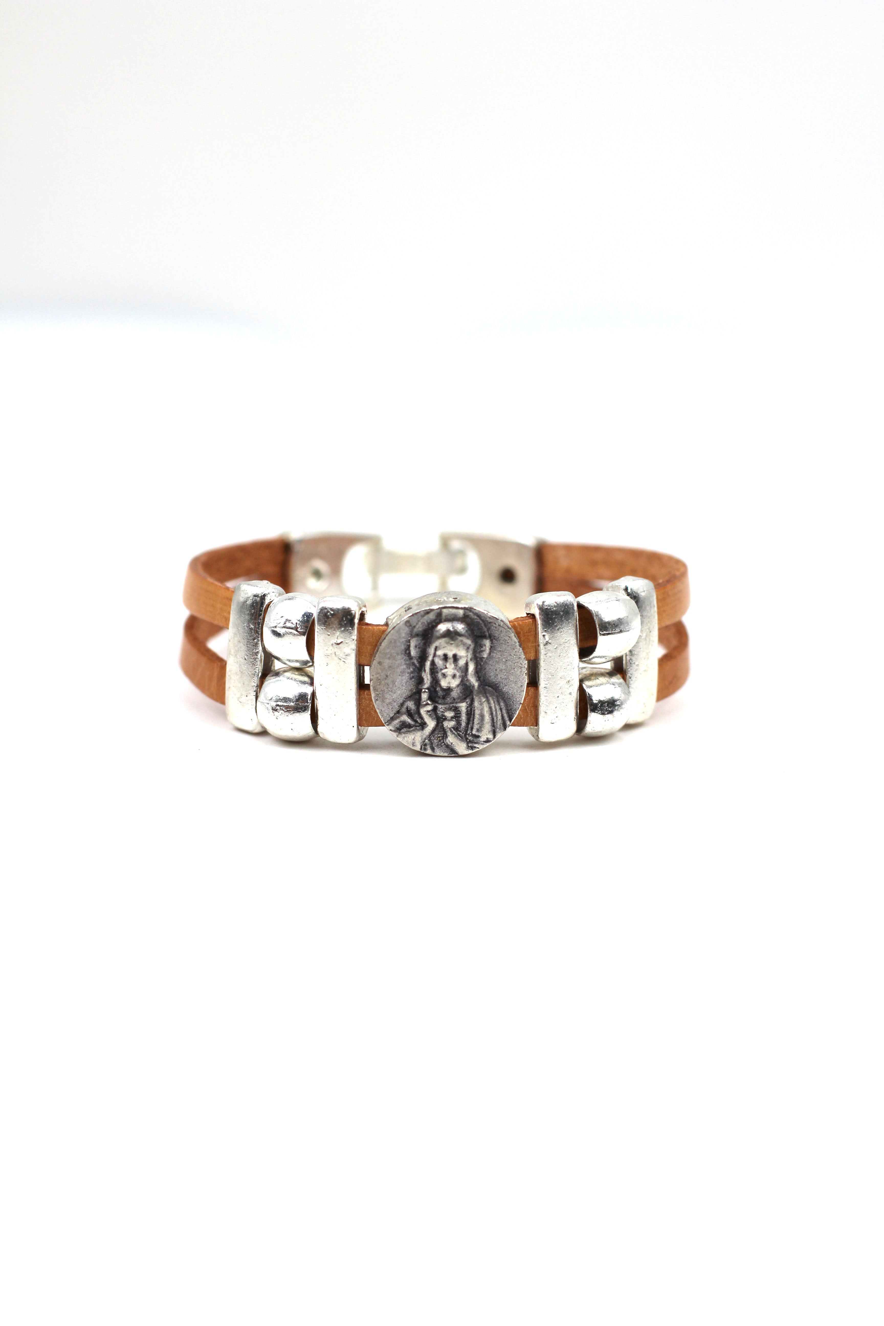 Pulsera Sagrado Corazón Vintage joyería hecha a mano con correas de Cuero Genuino Doble de Graciela's Collection