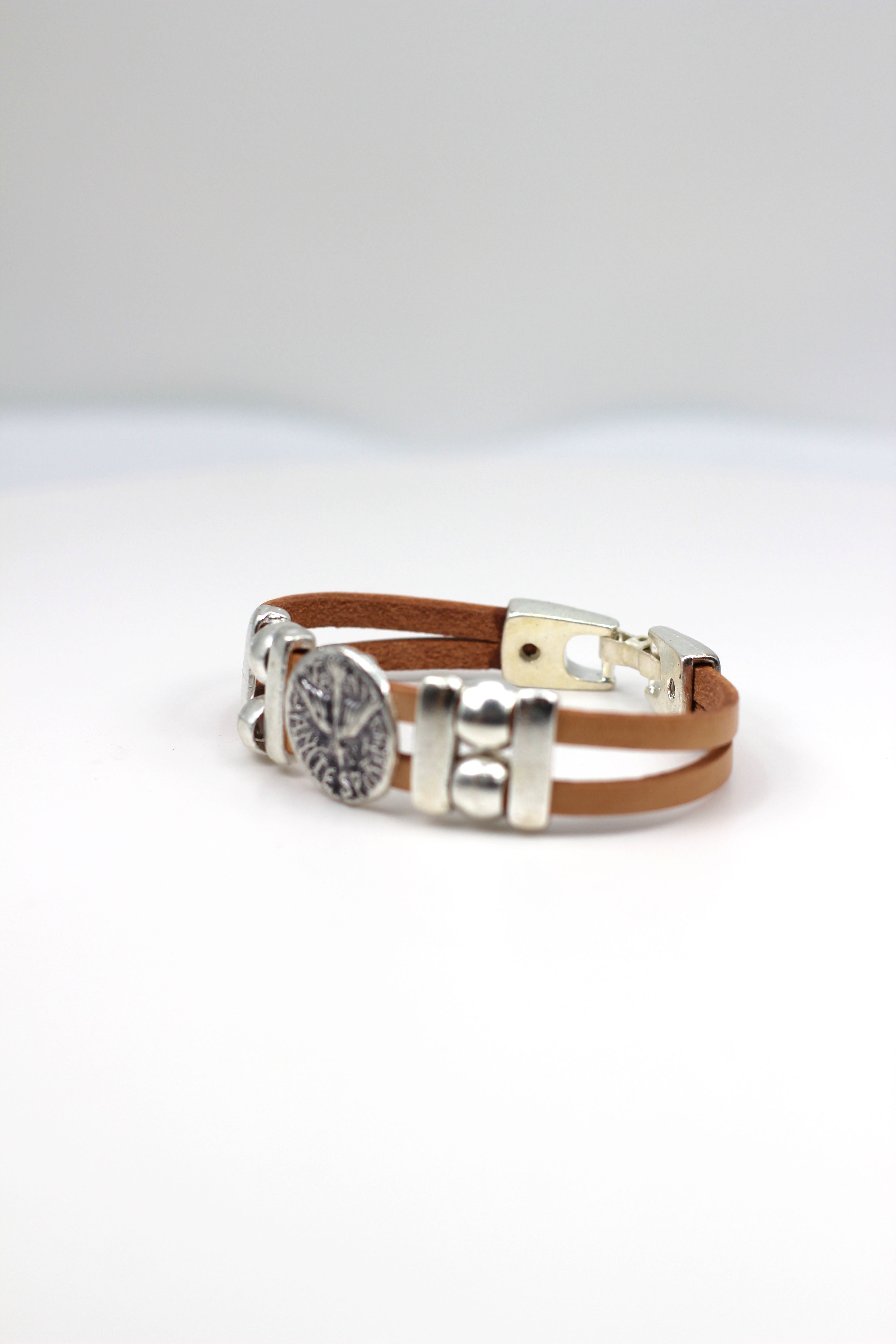 Pulsera Vintage El Espíritu Santo joyería hecha a mano con tiras de Cuero de Graciela's Collection