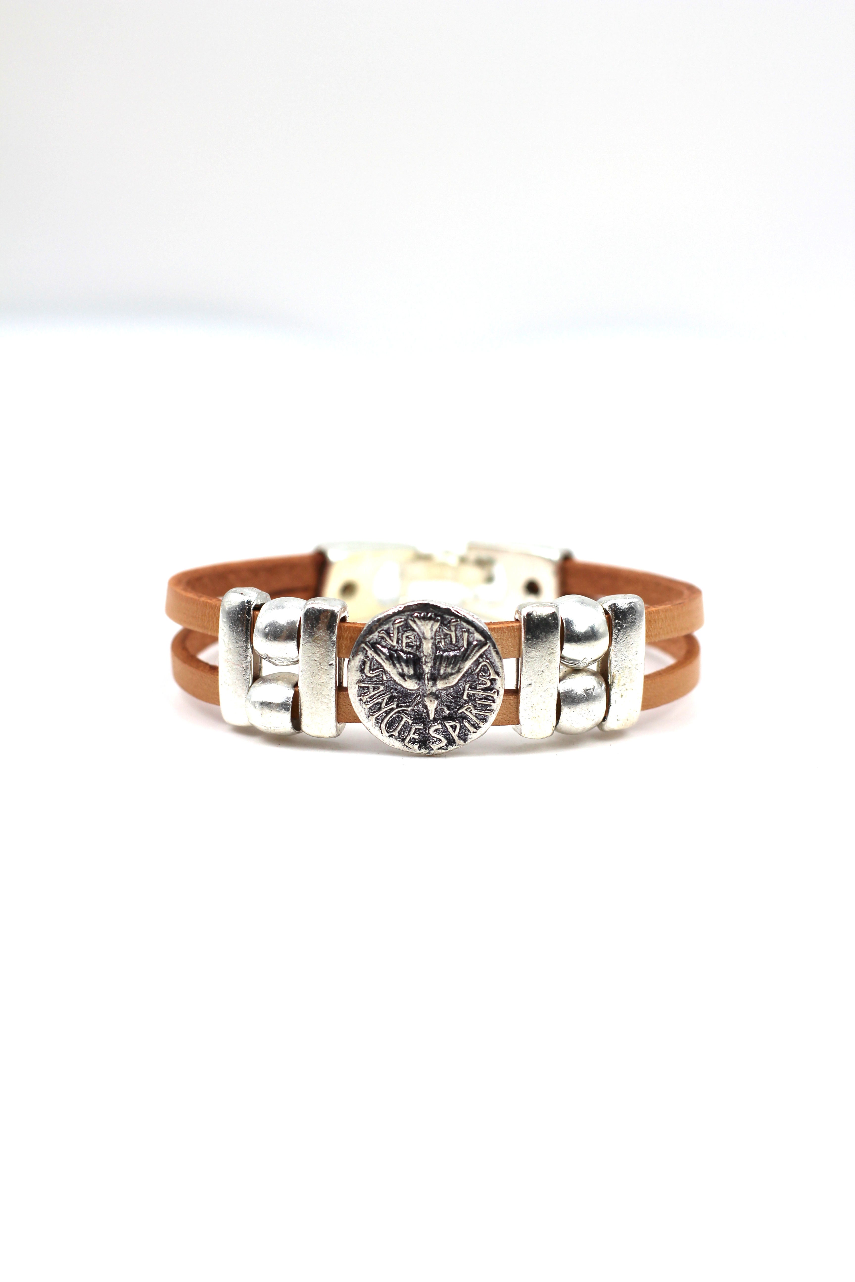 Pulsera Vintage El Espíritu Santo joyería hecha a mano con tiras de Cuero de Graciela's Collection