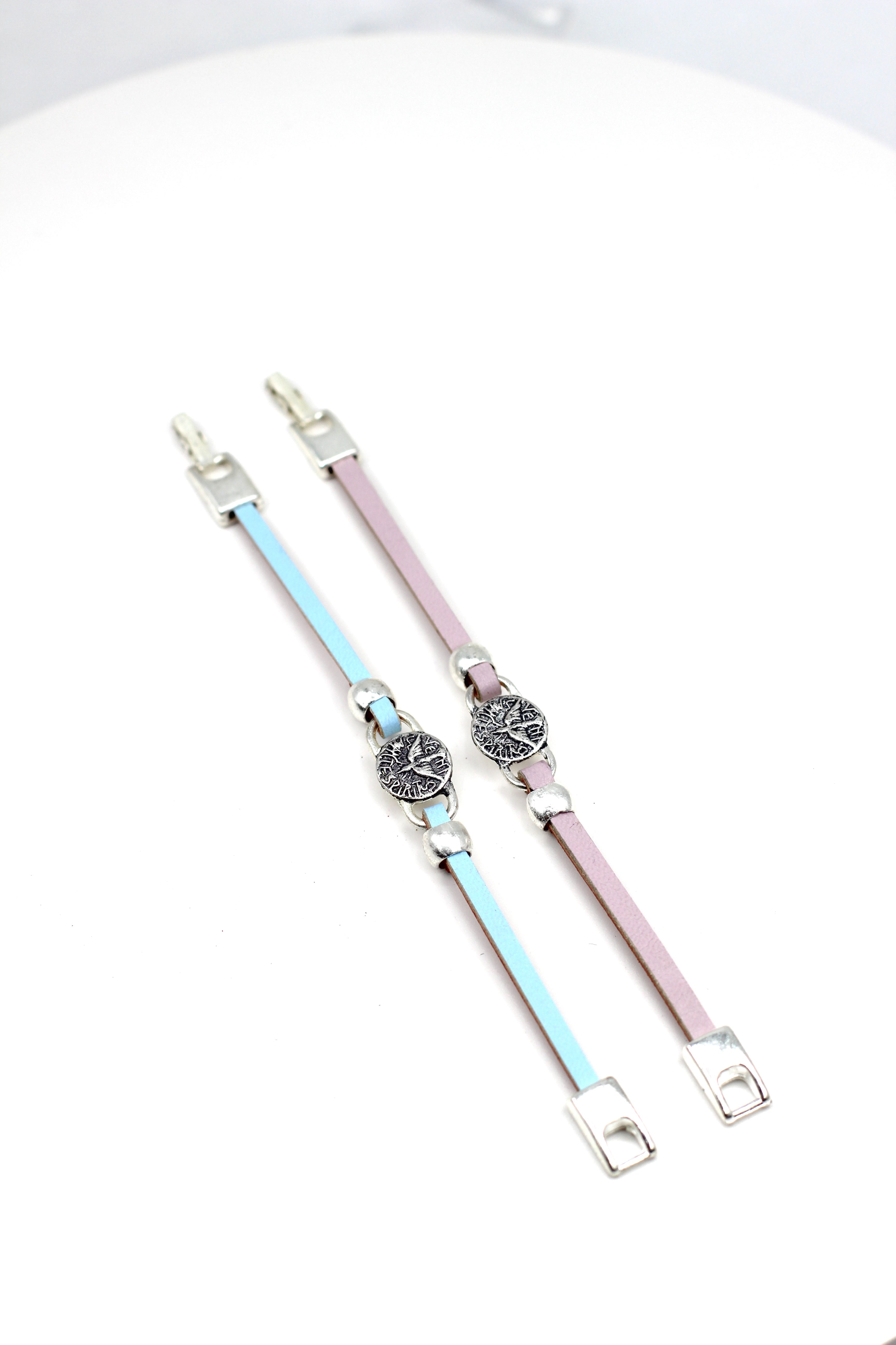 Pulsera Niña Virgen María Joven joyería artesanal con Correa Única de Cuero de la Colección Graciela