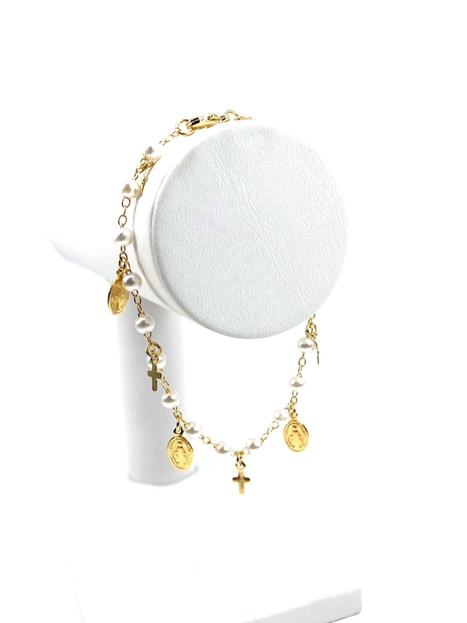 Bracelet  with simulated pearls and Our Lady of Grace and crosses charms
