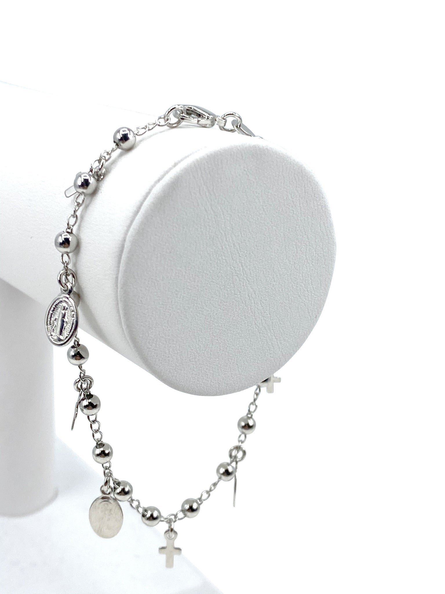 Pulsera con charms de Virgen de Gracia y Cruces