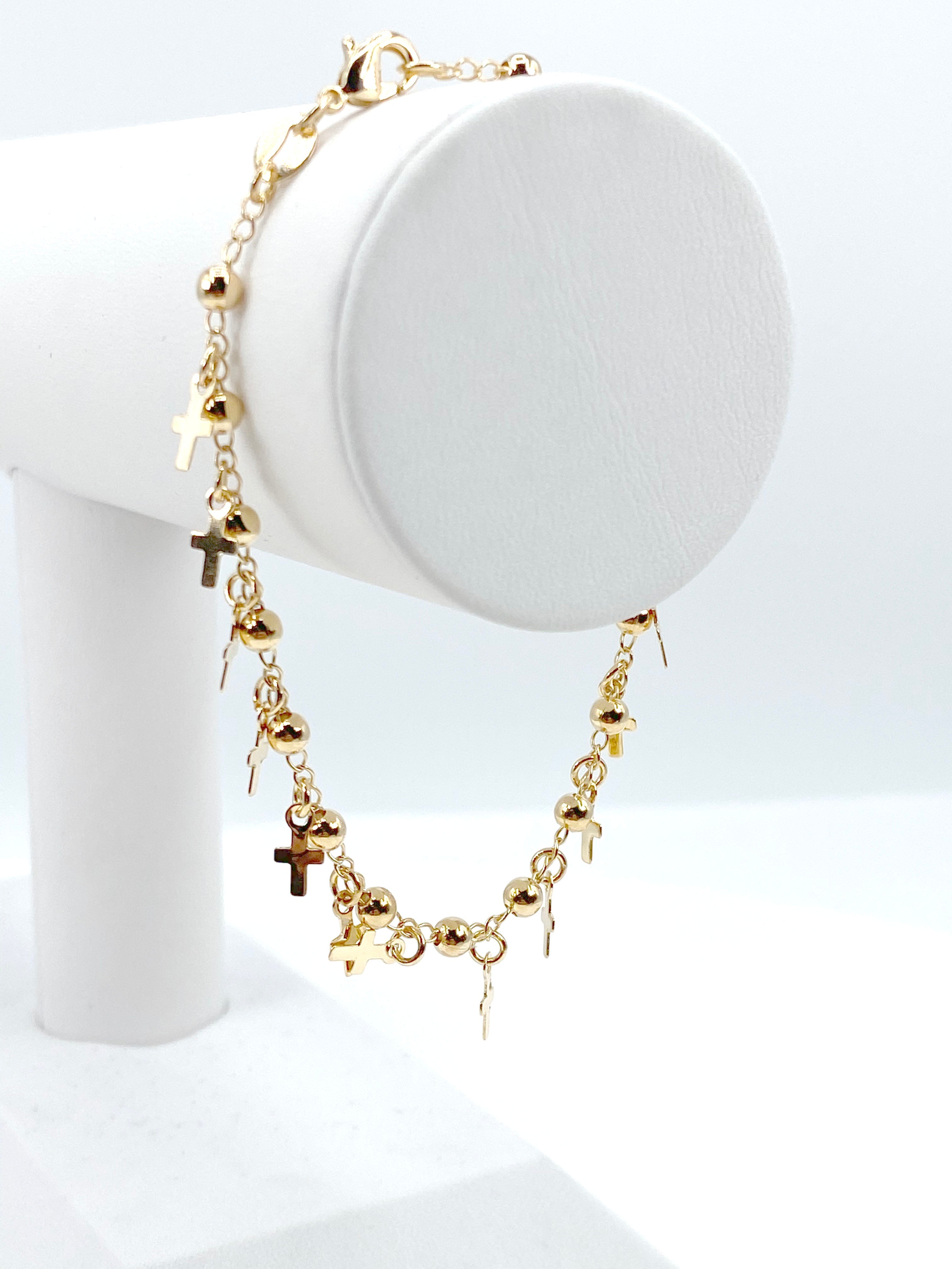 Pulsera con dijes de cruz