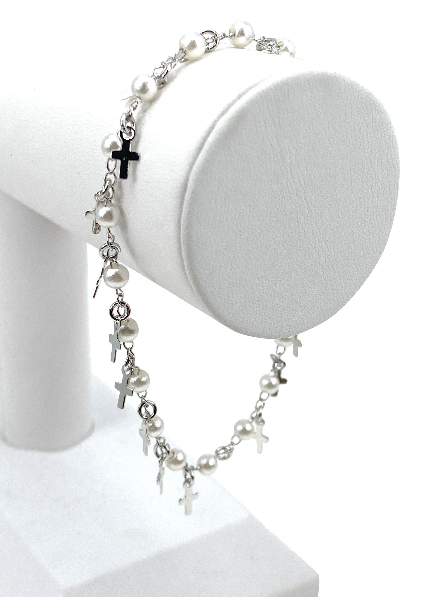 Bracelet with simulated pearls and crosses charms