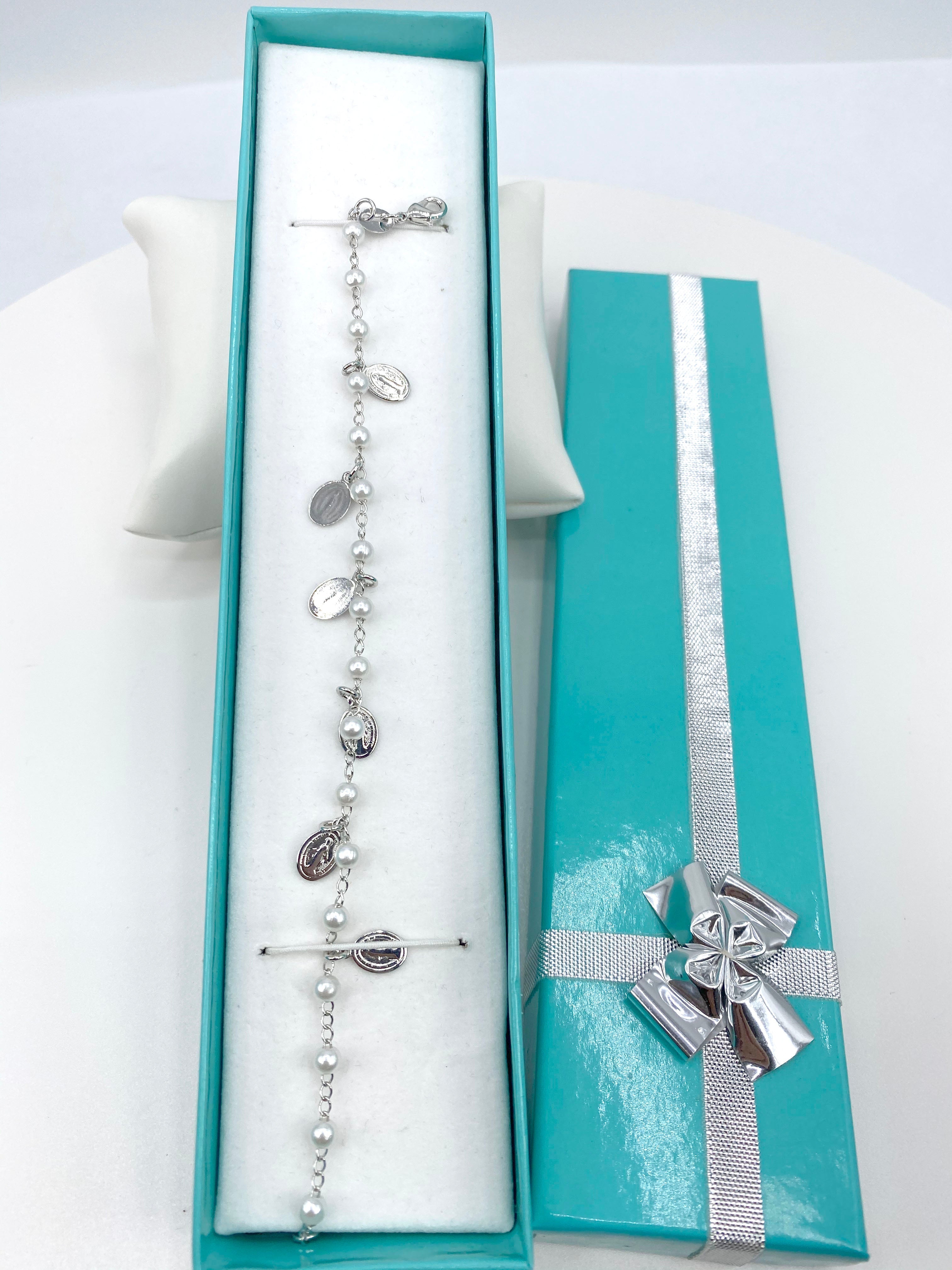 Pulsera con perlas simuladas y charms de Nuestra Señora de Gracia