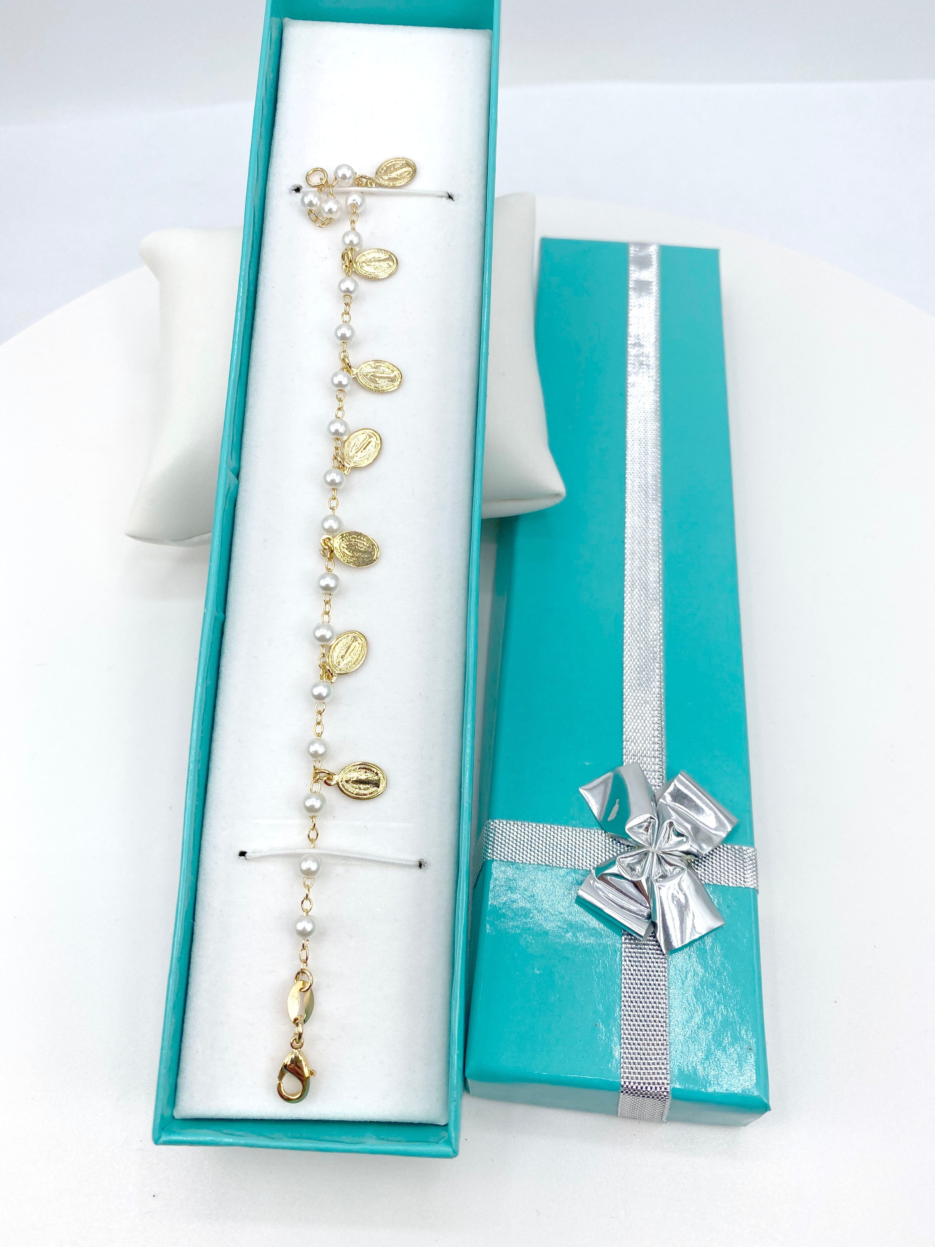 Pulsera con perlas simuladas y charms de Nuestra Señora de Gracia