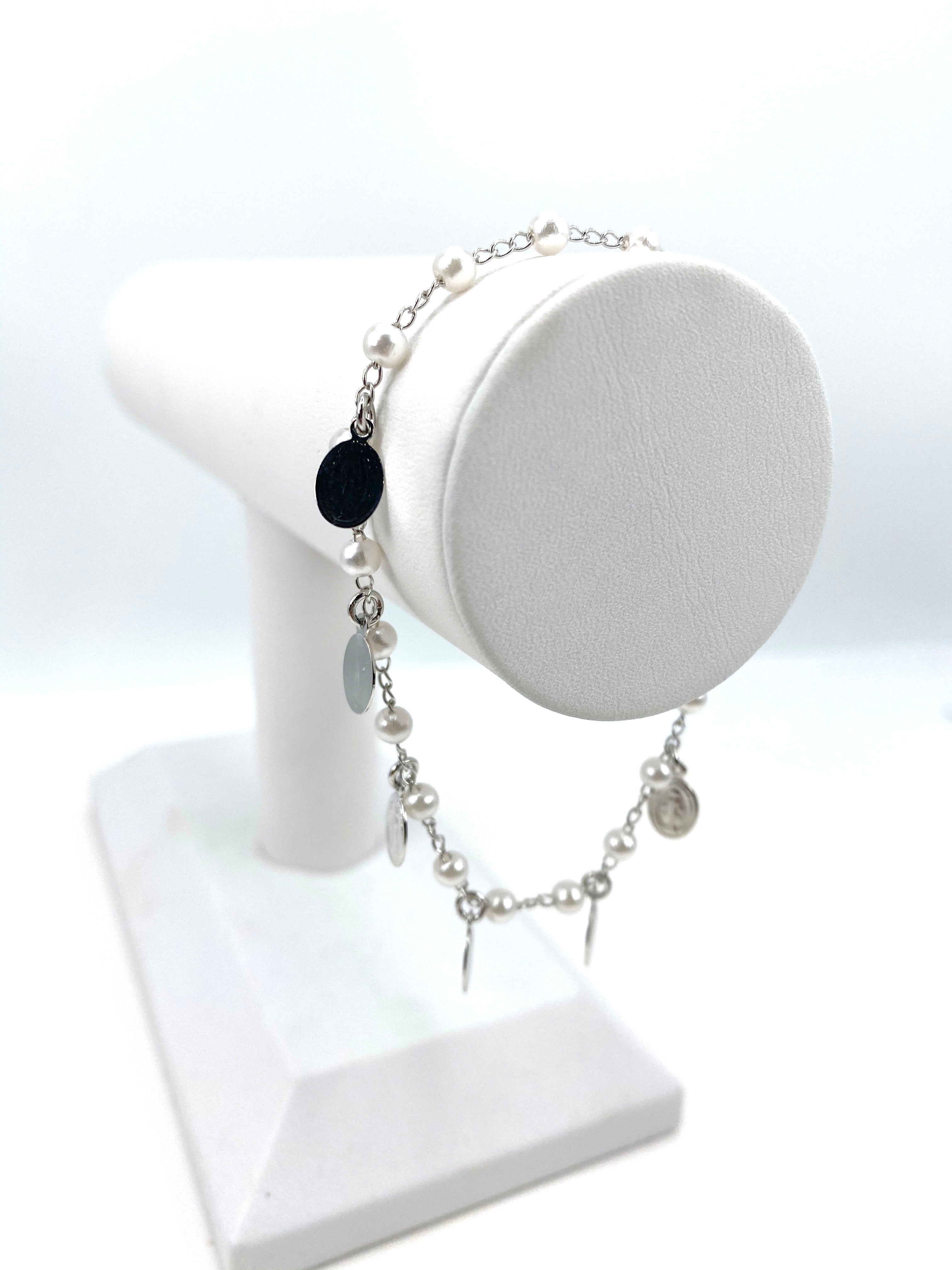 Pulsera con perlas simuladas y charms de Nuestra Señora de Gracia