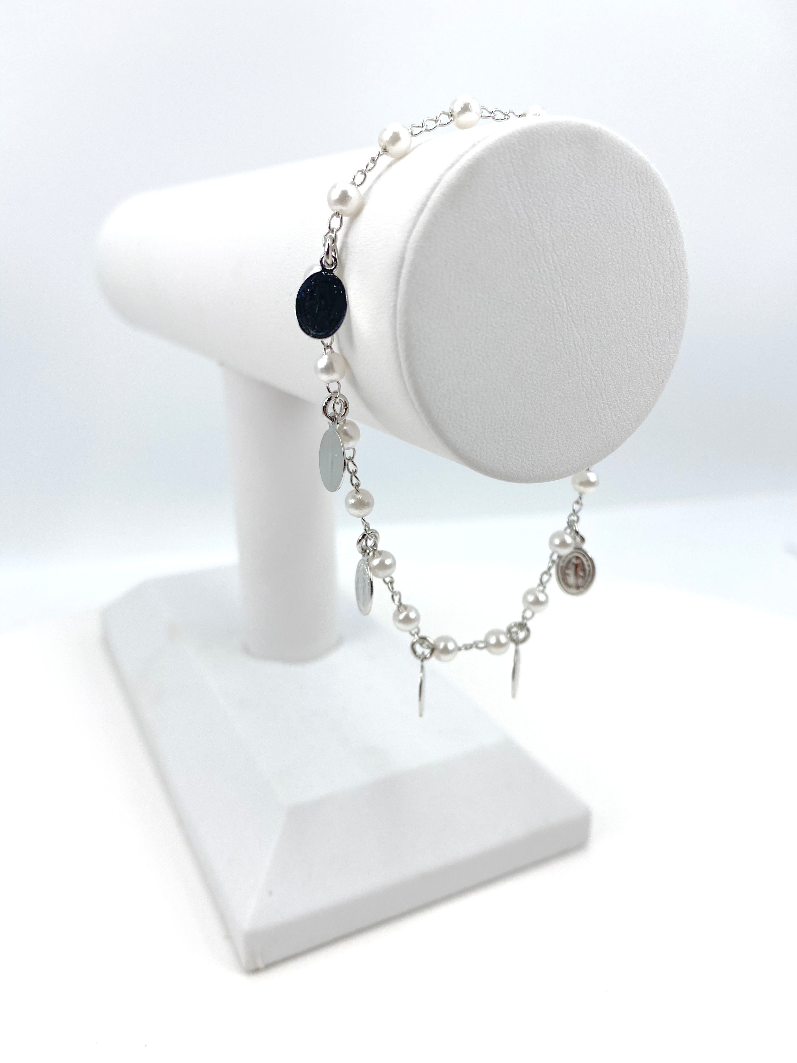 Pulsera con perlas simuladas y charms de Nuestra Señora de Gracia