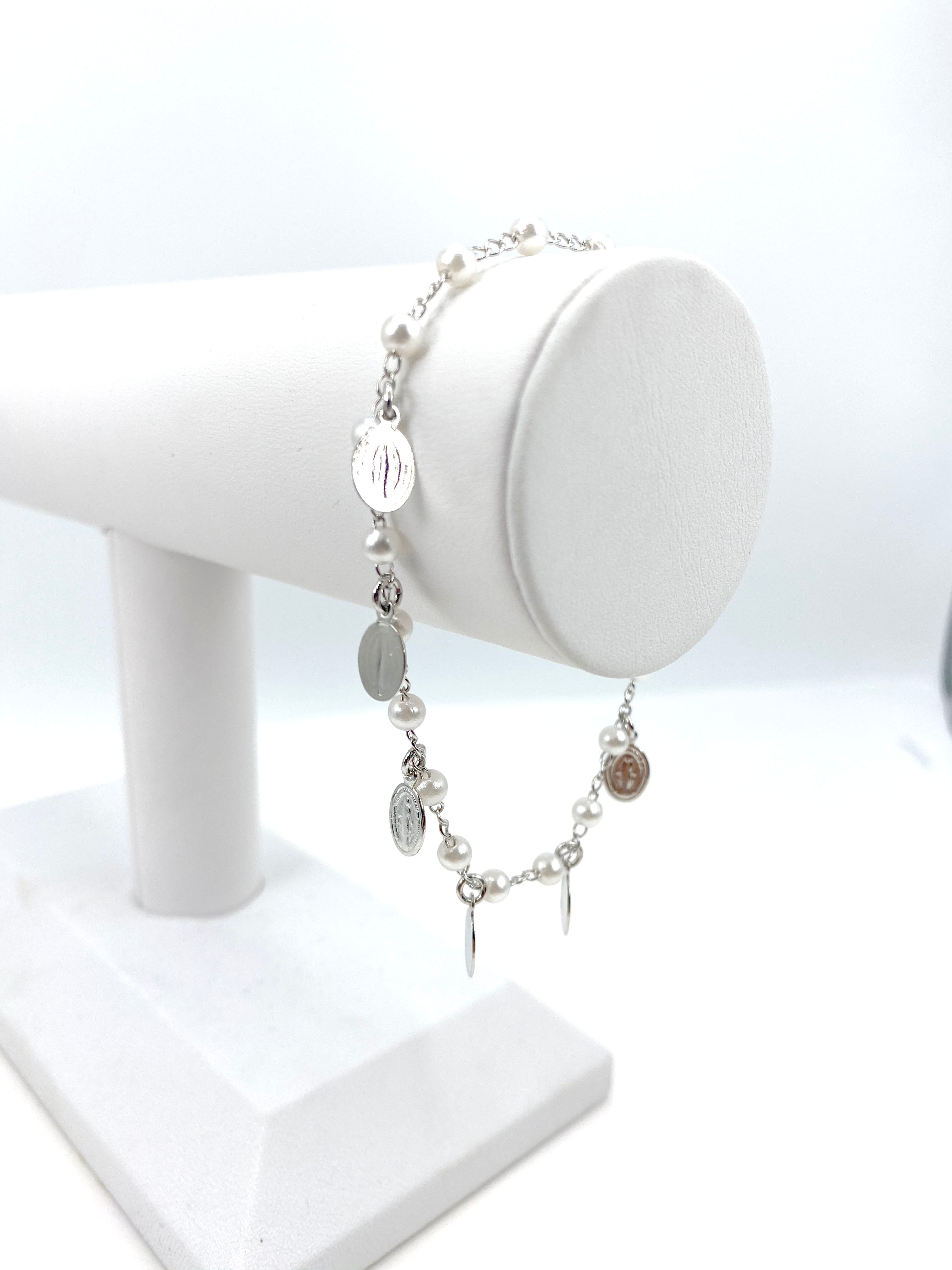Pulsera con perlas simuladas y charms de Nuestra Señora de Gracia