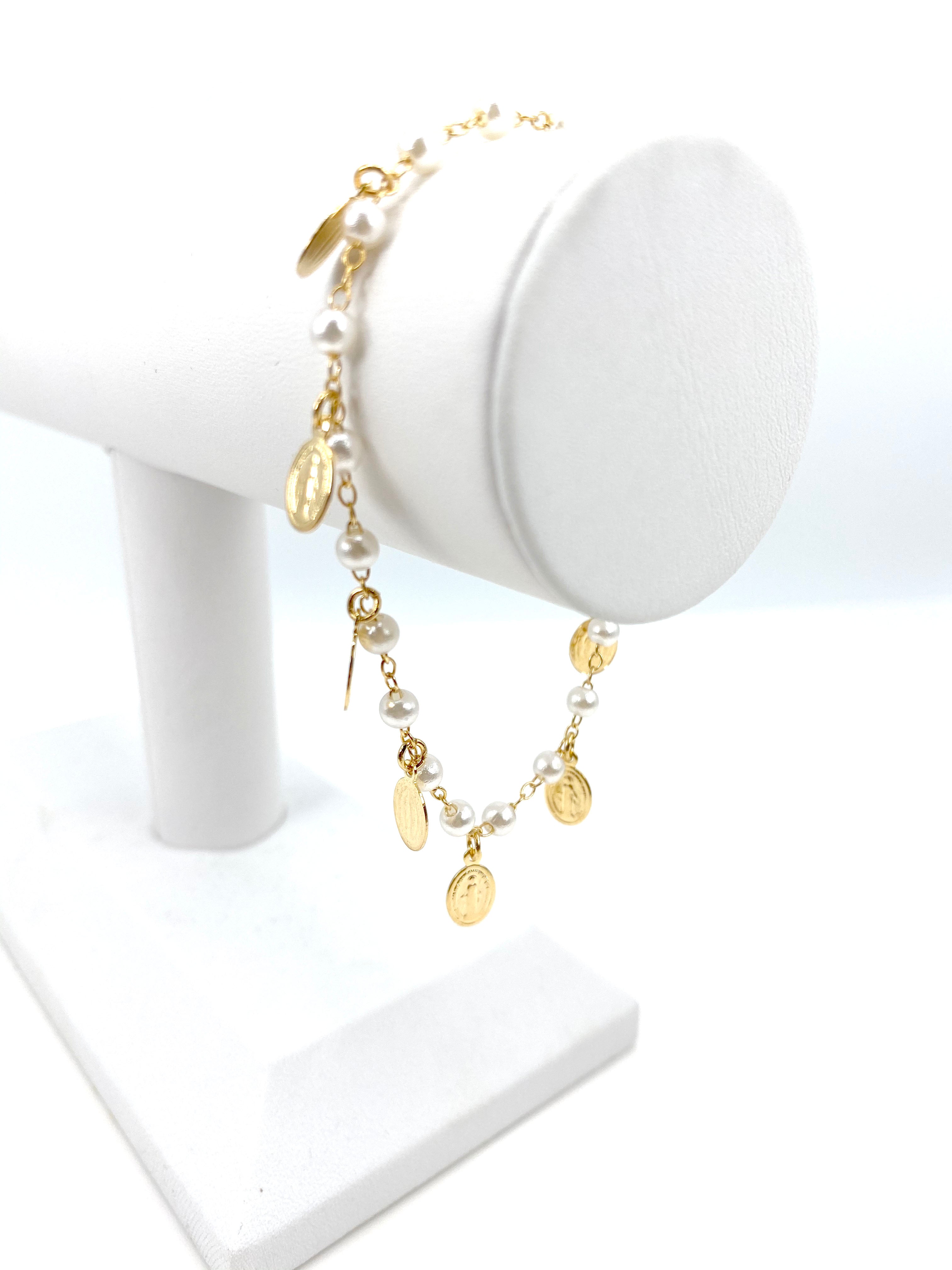Pulsera con perlas simuladas y charms de Nuestra Señora de Gracia