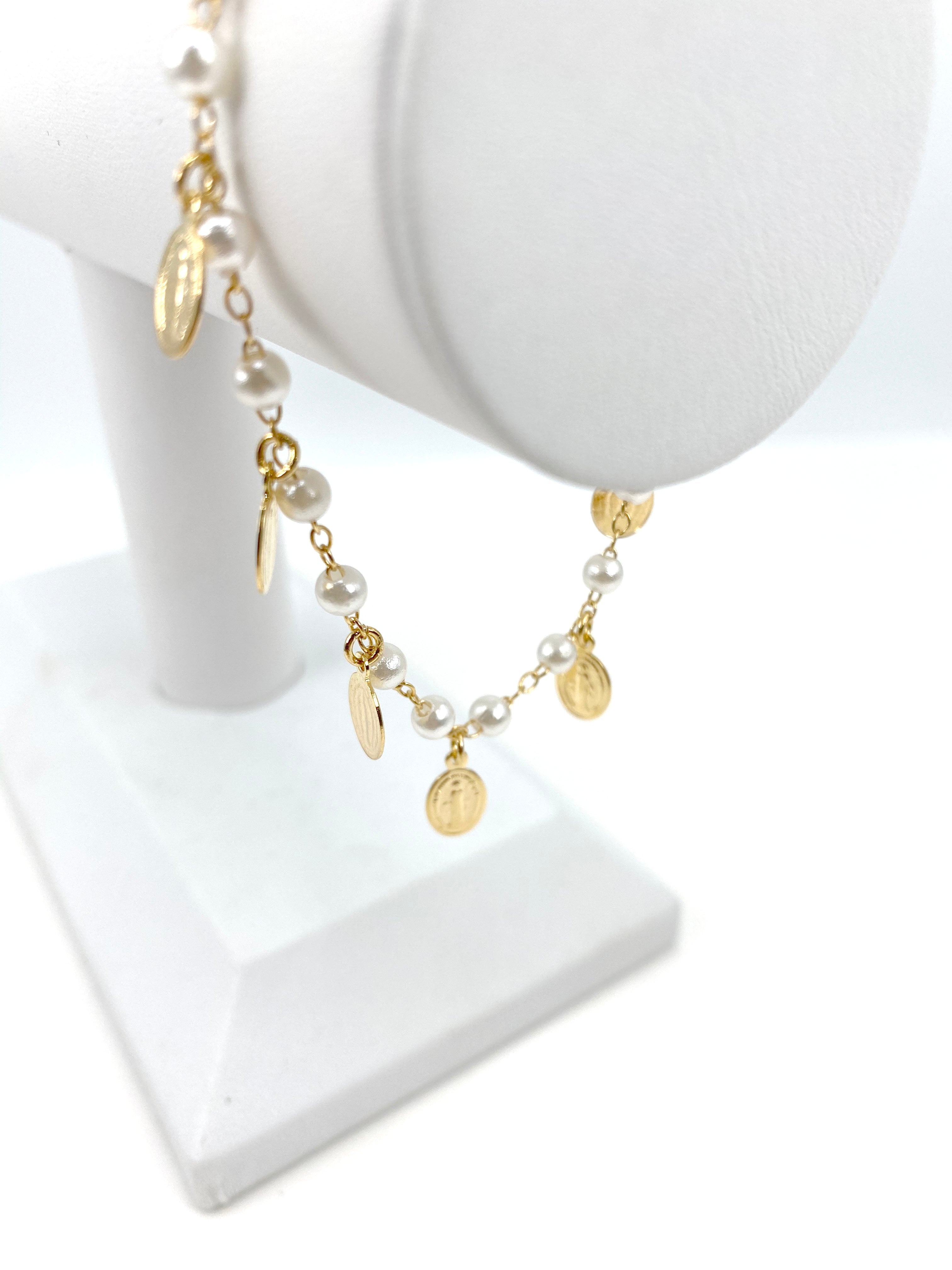 Pulsera con perlas simuladas y charms de Nuestra Señora de Gracia