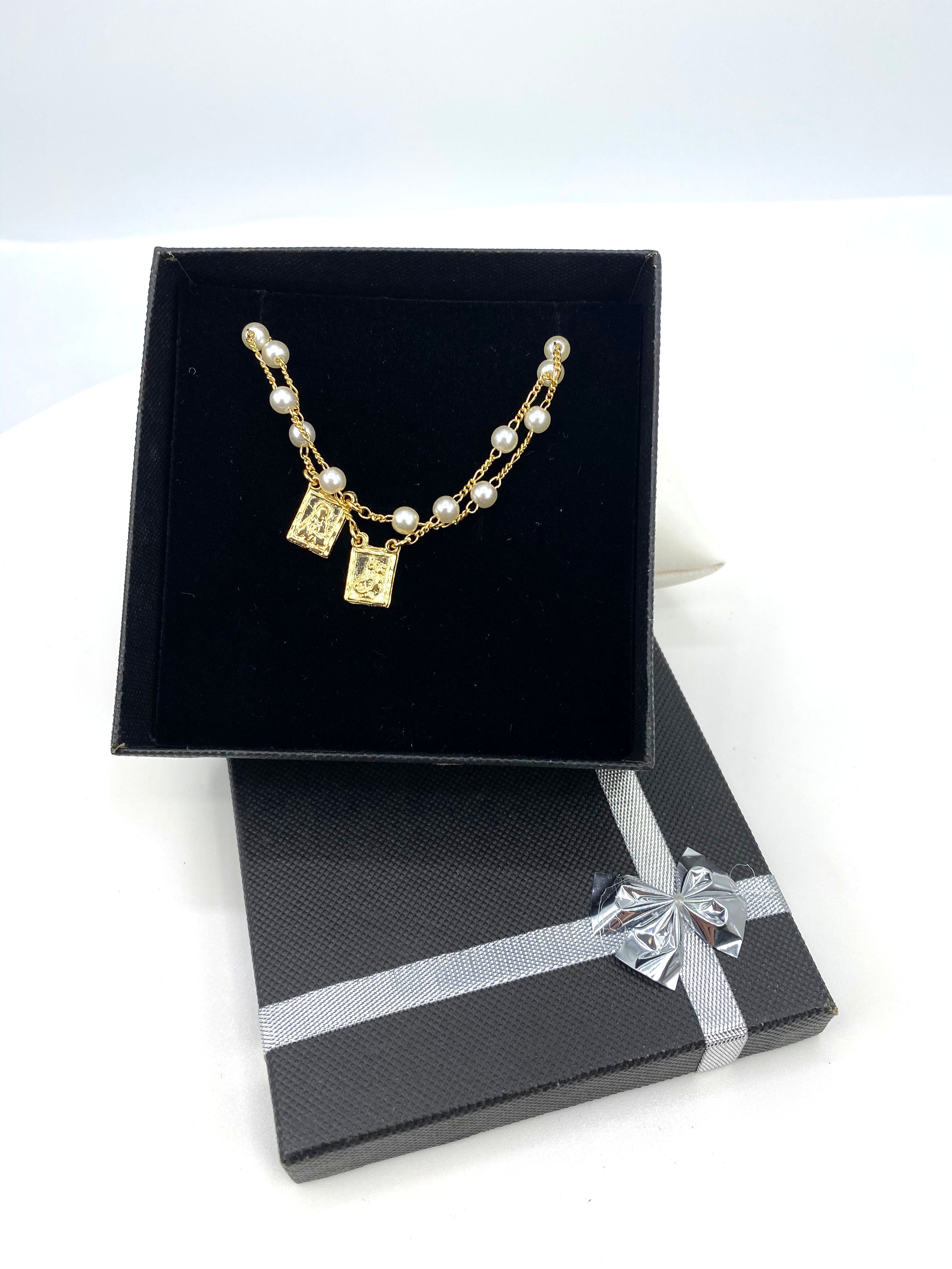 Scapular bracelet with simulated pearls/ Brazalete de imitacion de perlas y escapulario