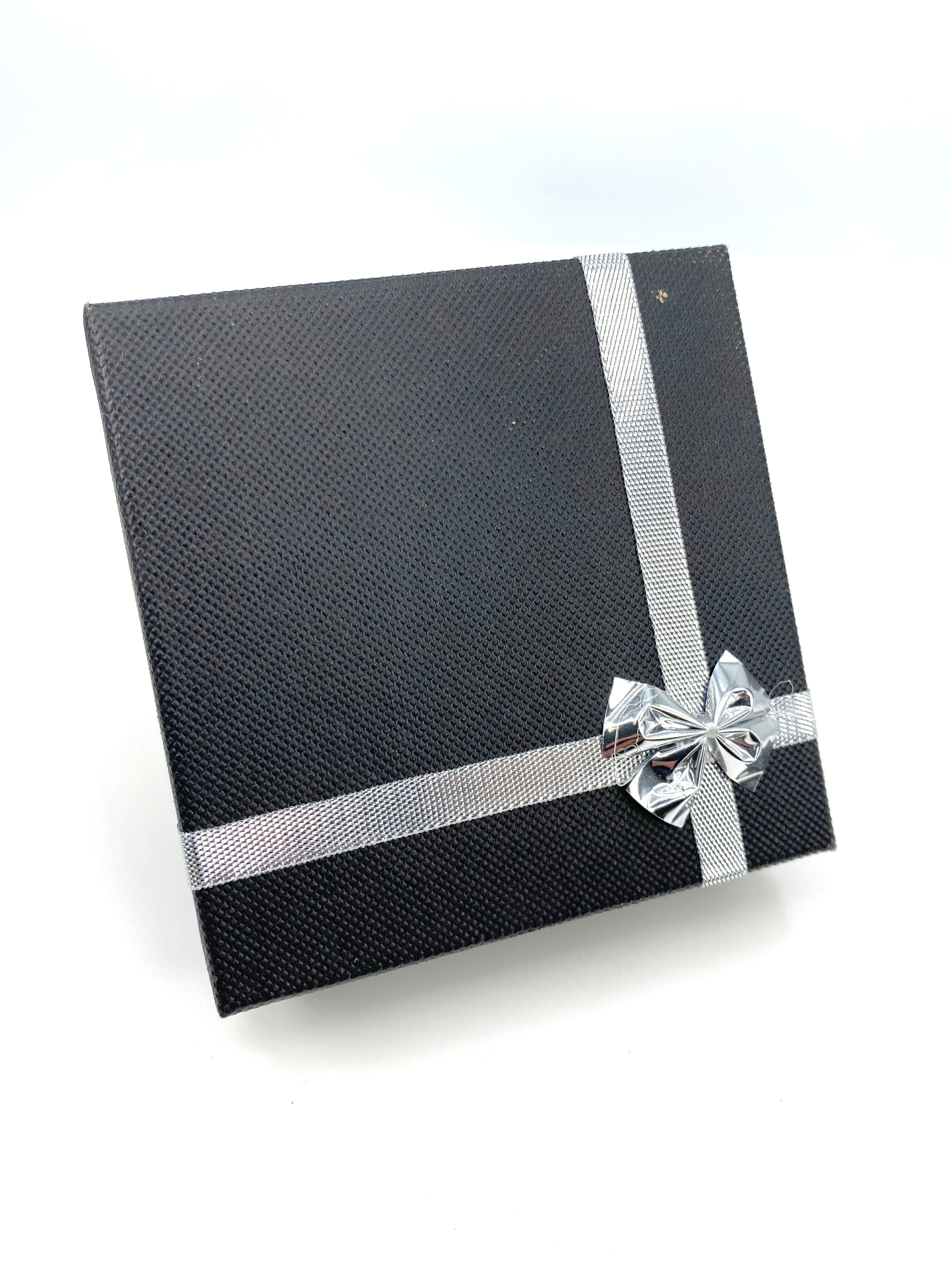 Scapular bracelet with simulated pearls/ Brazalete de imitacion de perlas y escapulario