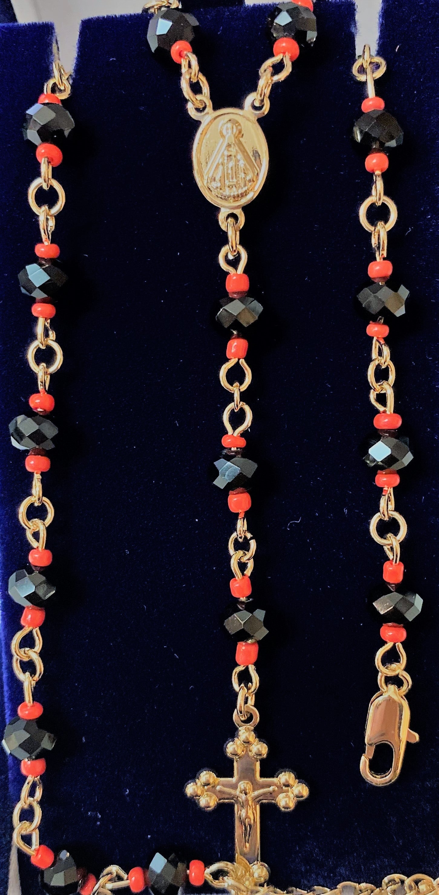Collar rosario de cuentas negras y rojas pequeñas con medalla de la Virgen María