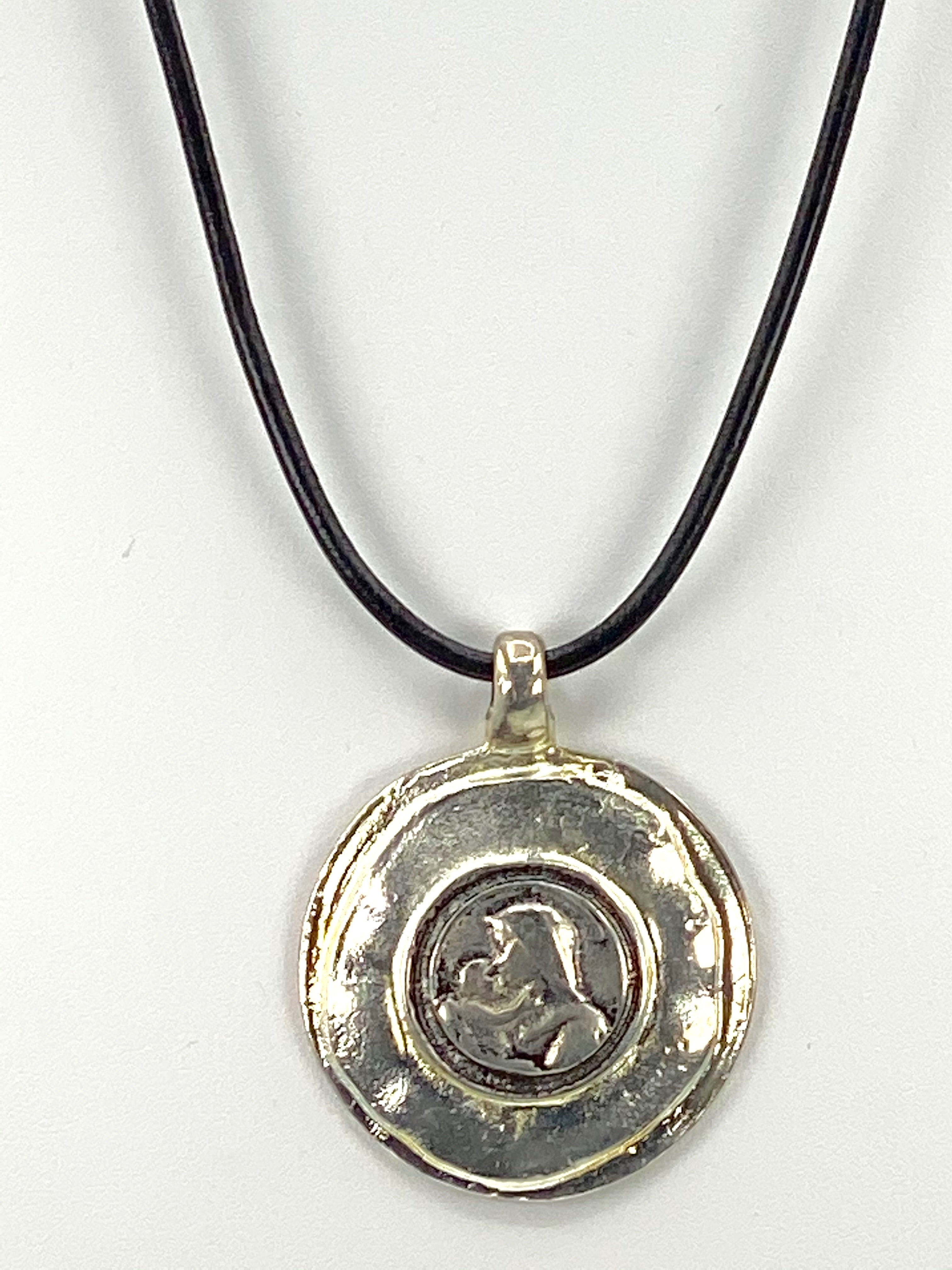 Collar con medallón vintage de la Virgen y el Niño Jesús, joyería hecha a mano con correa de cuero genuino de Graciela's Collection