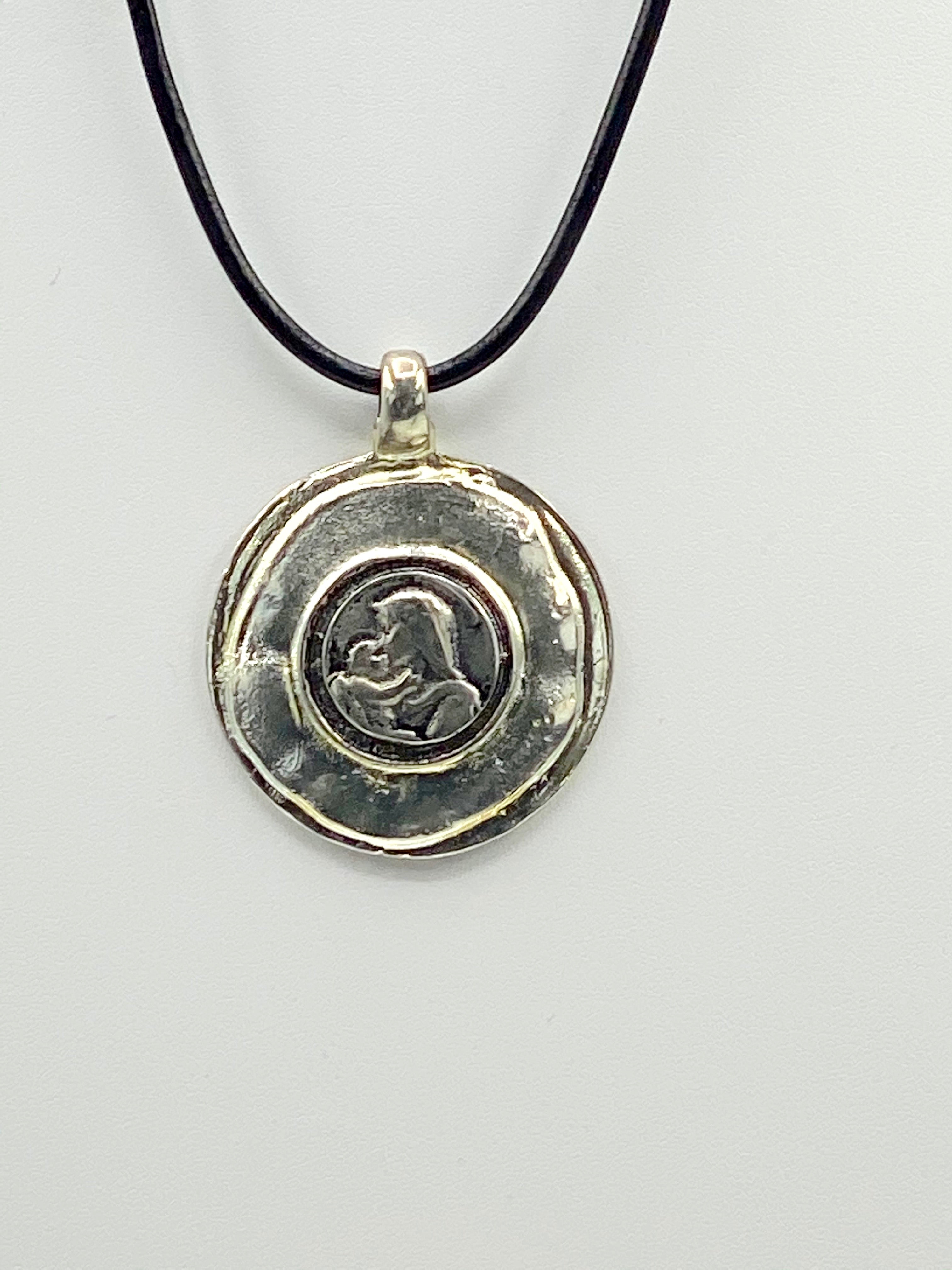 Collar con medallón vintage de la Virgen y el Niño Jesús, joyería hecha a mano con correa de cuero genuino de Graciela's Collection