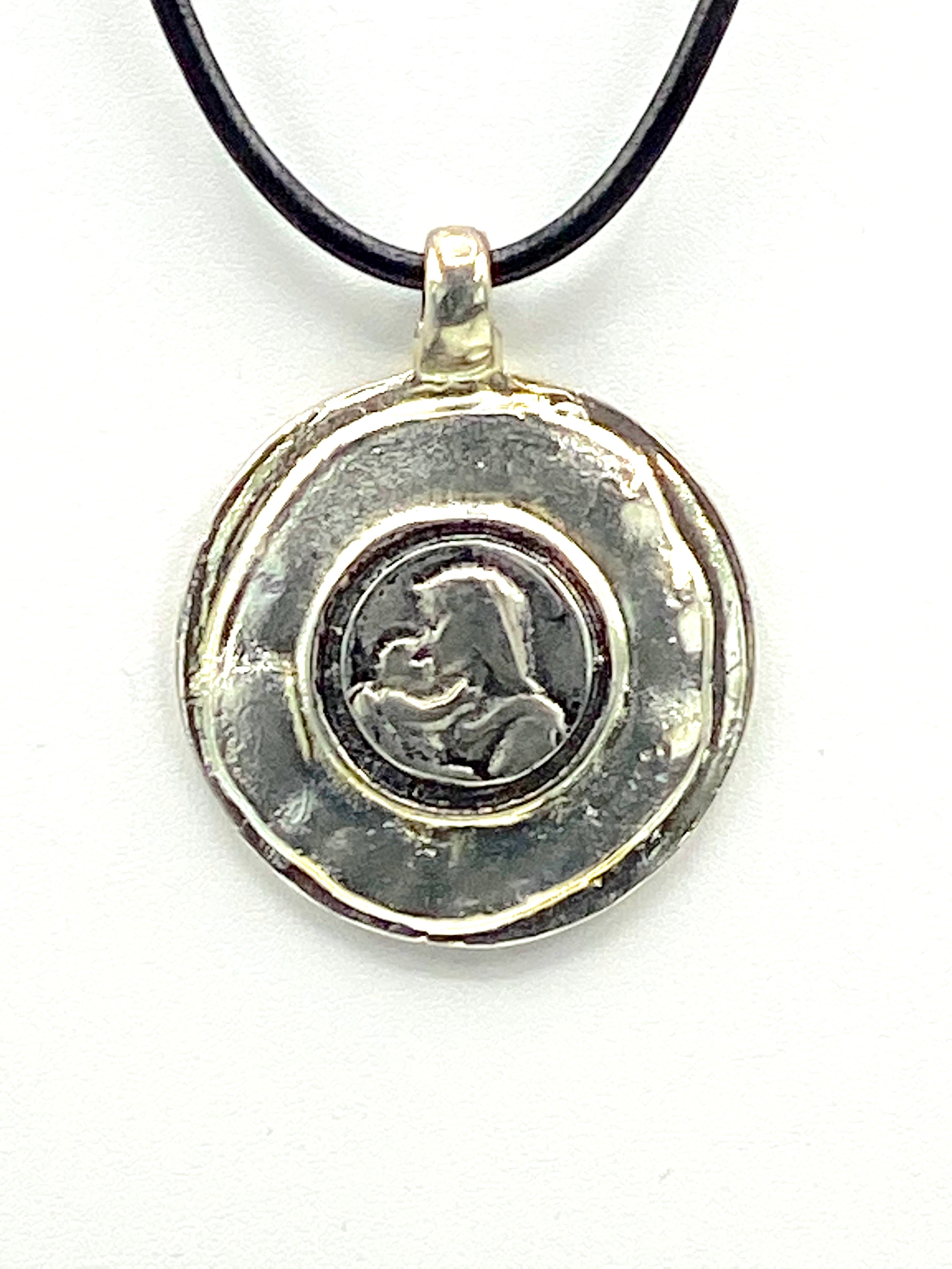 Collar con medallón vintage de la Virgen y el Niño Jesús, joyería hecha a mano con correa de cuero genuino de Graciela's Collection