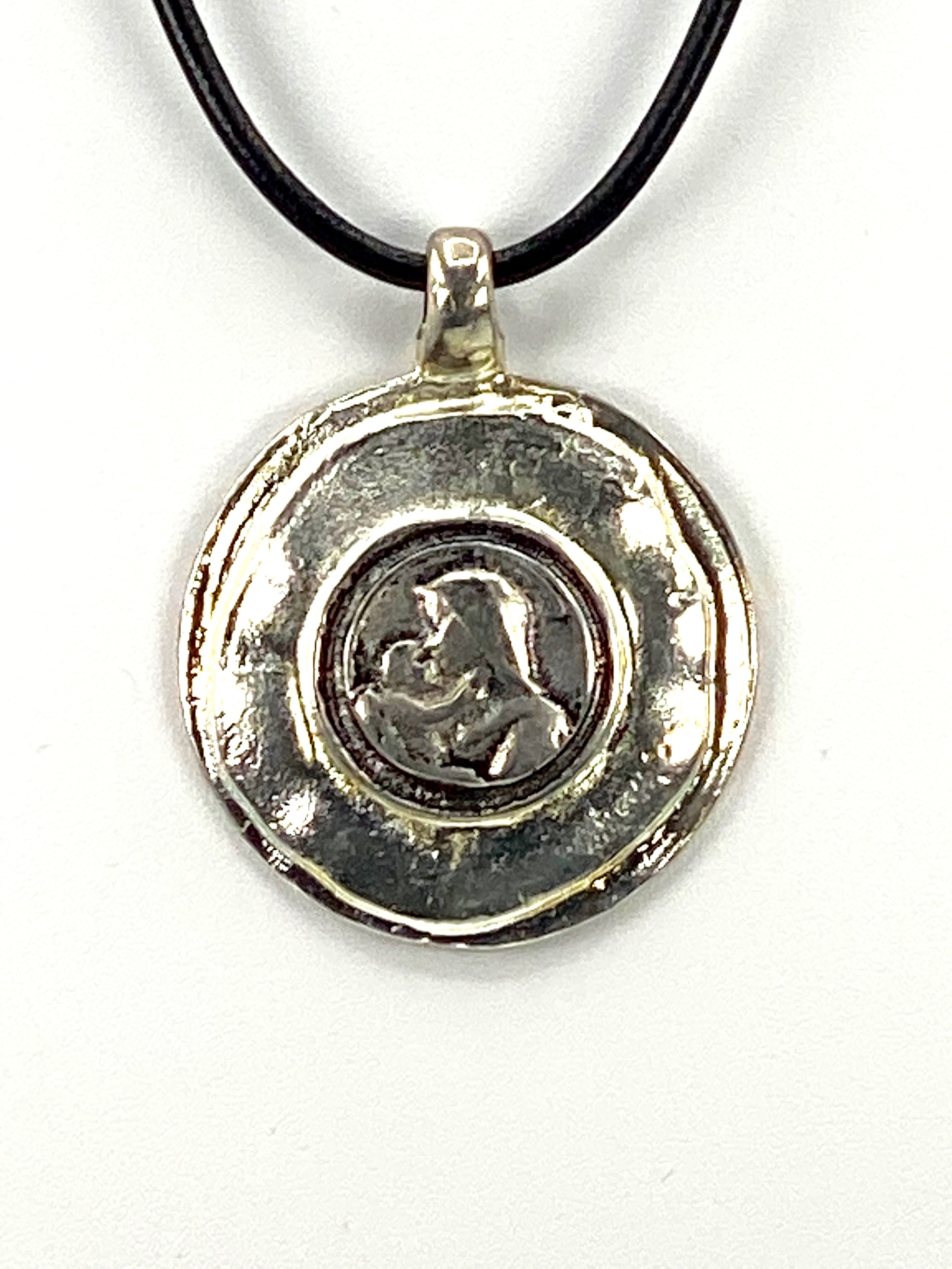 Collar con medallón vintage de la Virgen y el Niño Jesús, joyería hecha a mano con correa de cuero genuino de Graciela's Collection