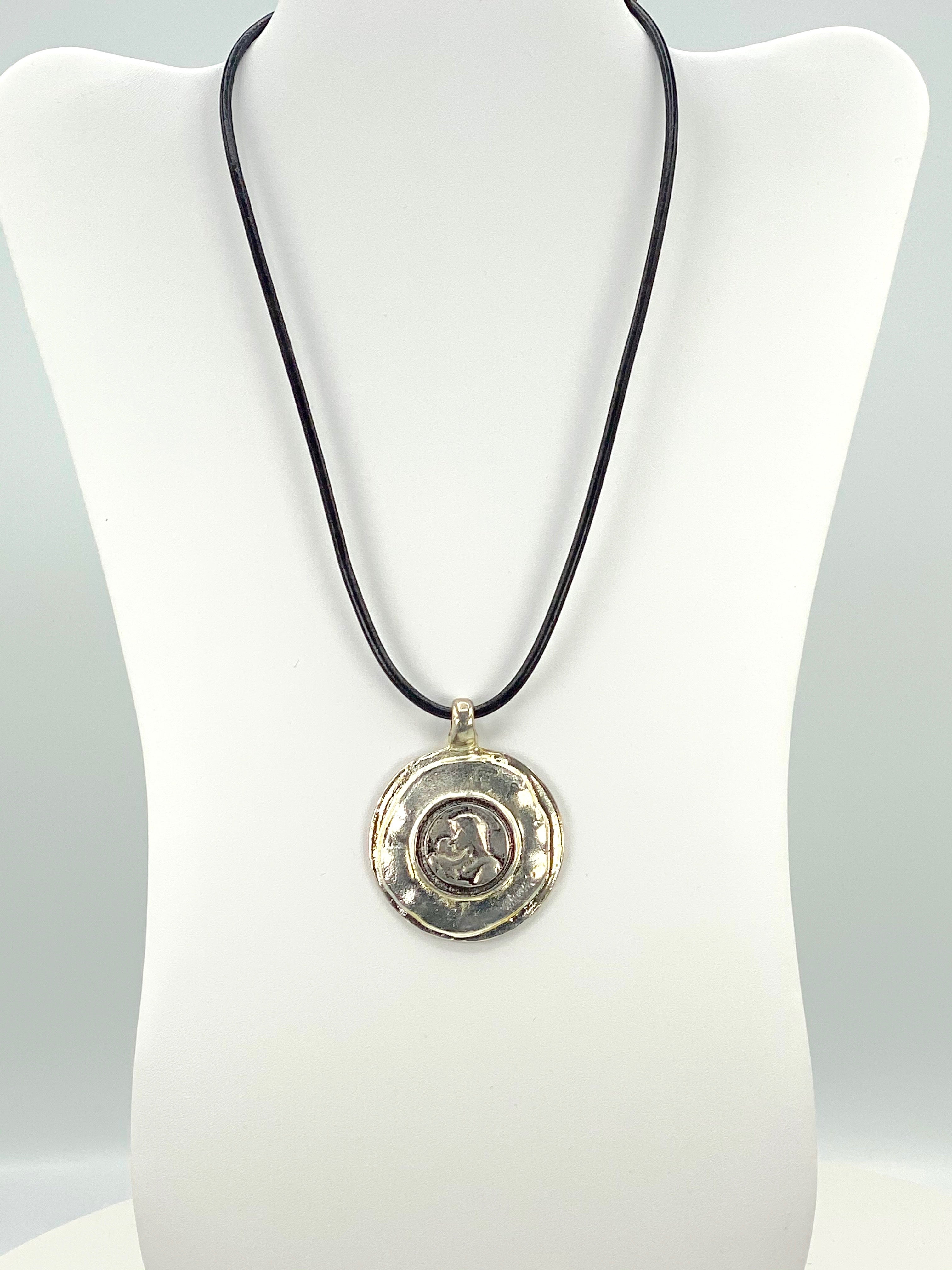 Collar con medallón vintage de la Virgen y el Niño Jesús, joyería hecha a mano con correa de cuero genuino de Graciela's Collection