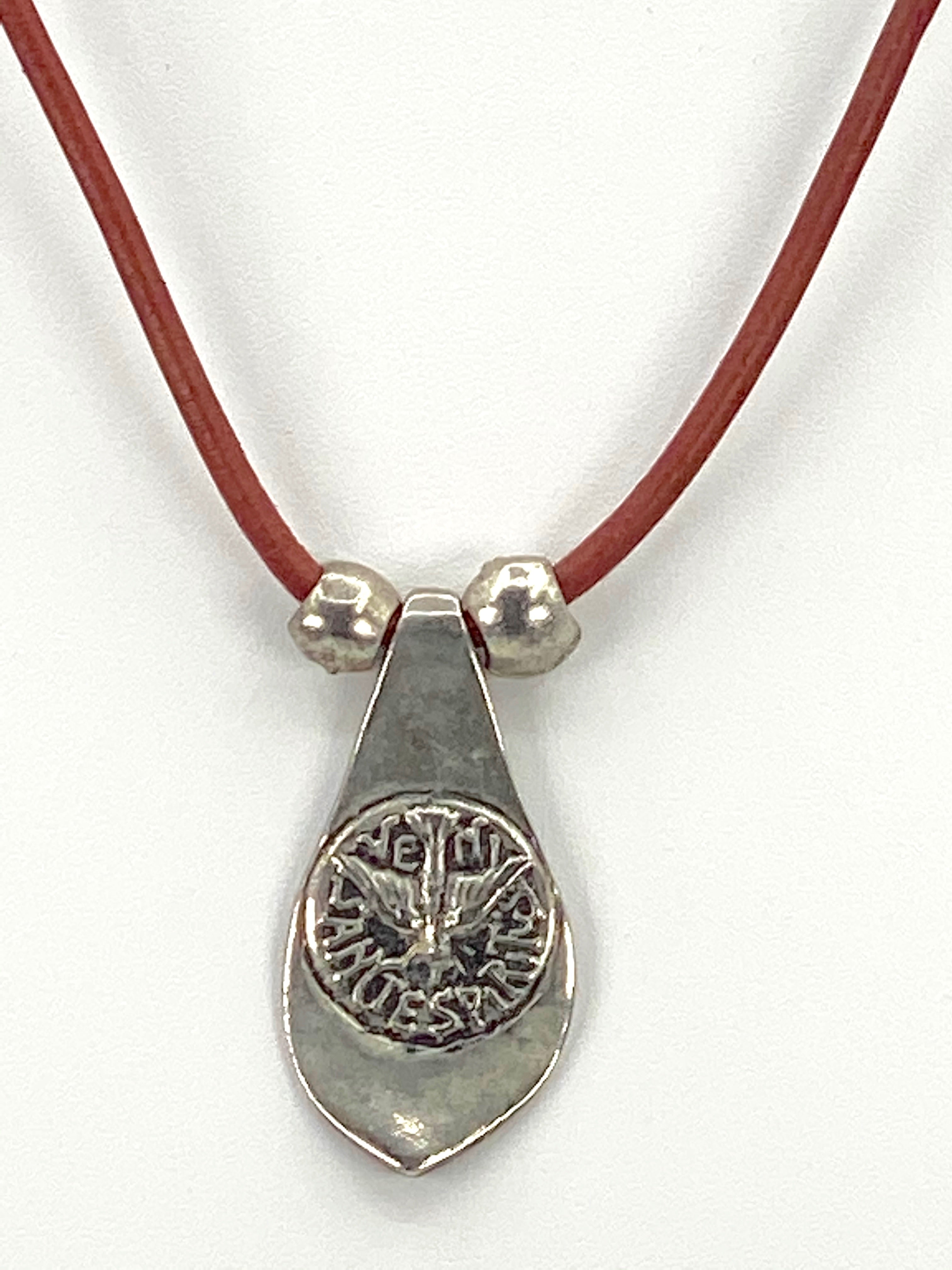 Collar Vintage del Espíritu Santo, joyería hecha a mano con cordón de cuero genuino de la Colección Graciela