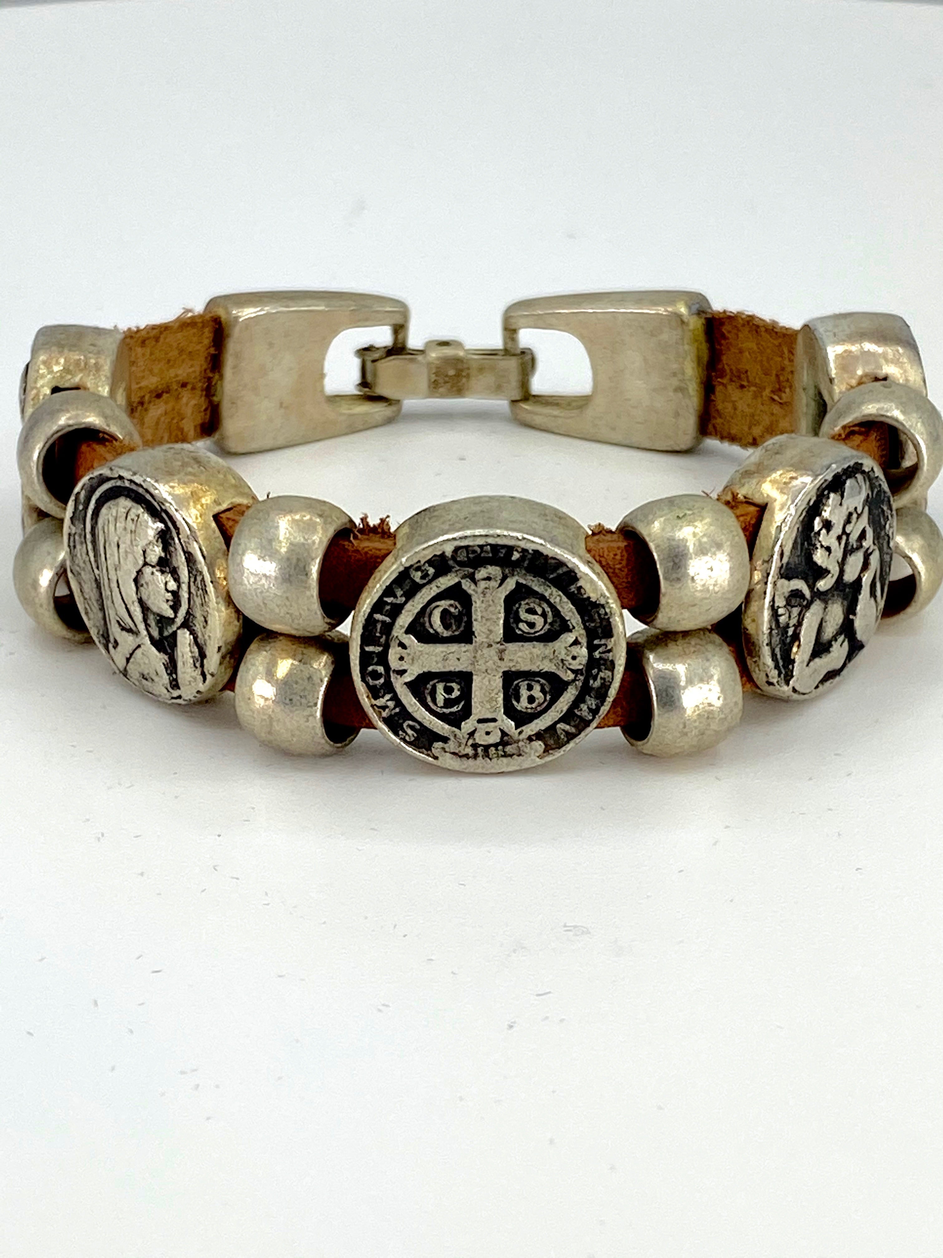 Pulsera Vintage con Doble Correa de Cuero y Medallas de La Virgen María, San Benito, Sagrado Corazón de Jesús, Ángel de la Guarda y Espíritu Santo joyería artesanal de Graciela's Collection