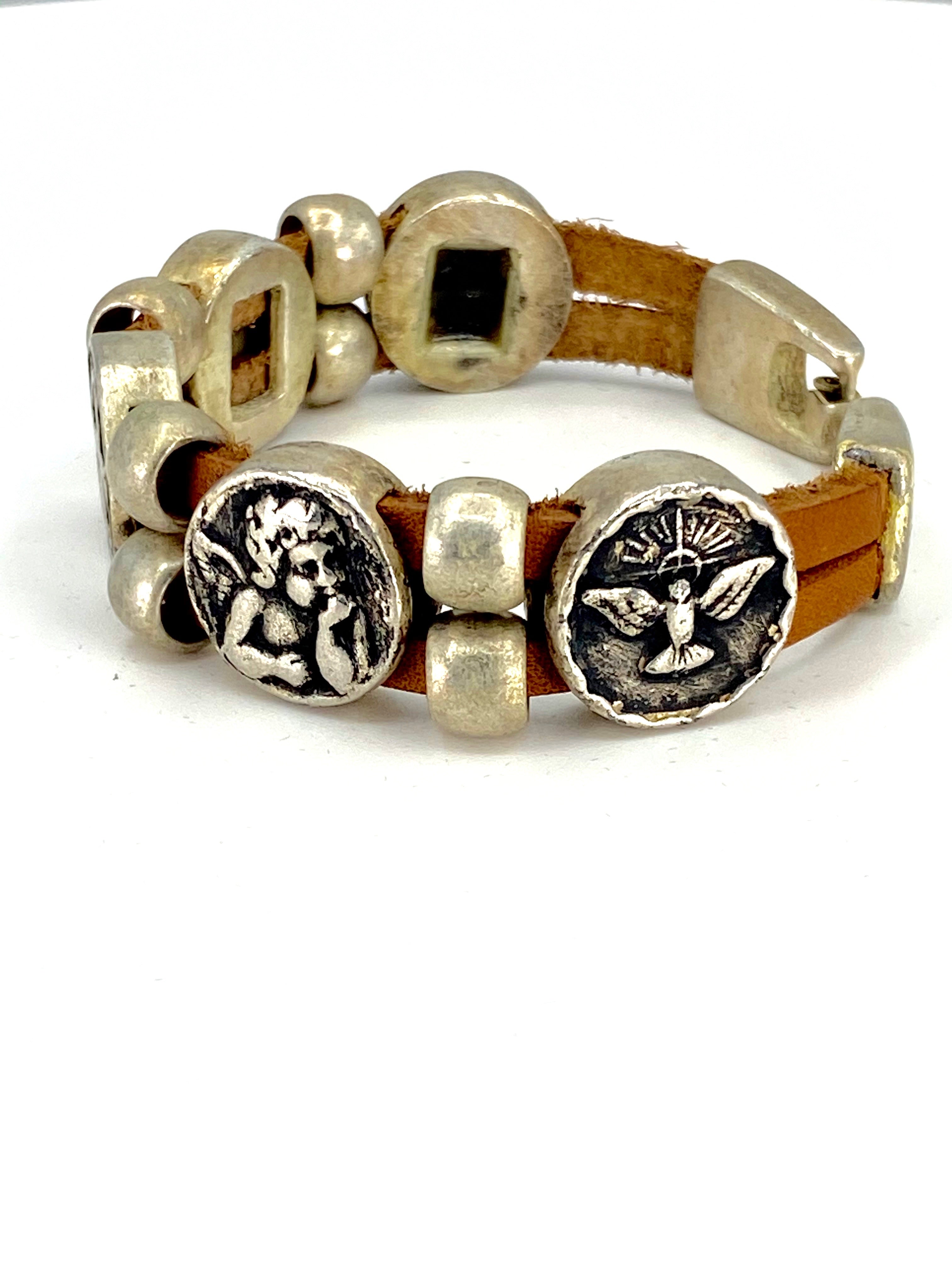 Pulsera Vintage con Doble Correa de Cuero y Medallas de La Virgen María, San Benito, Sagrado Corazón de Jesús, Ángel de la Guarda y Espíritu Santo joyería artesanal de Graciela's Collection