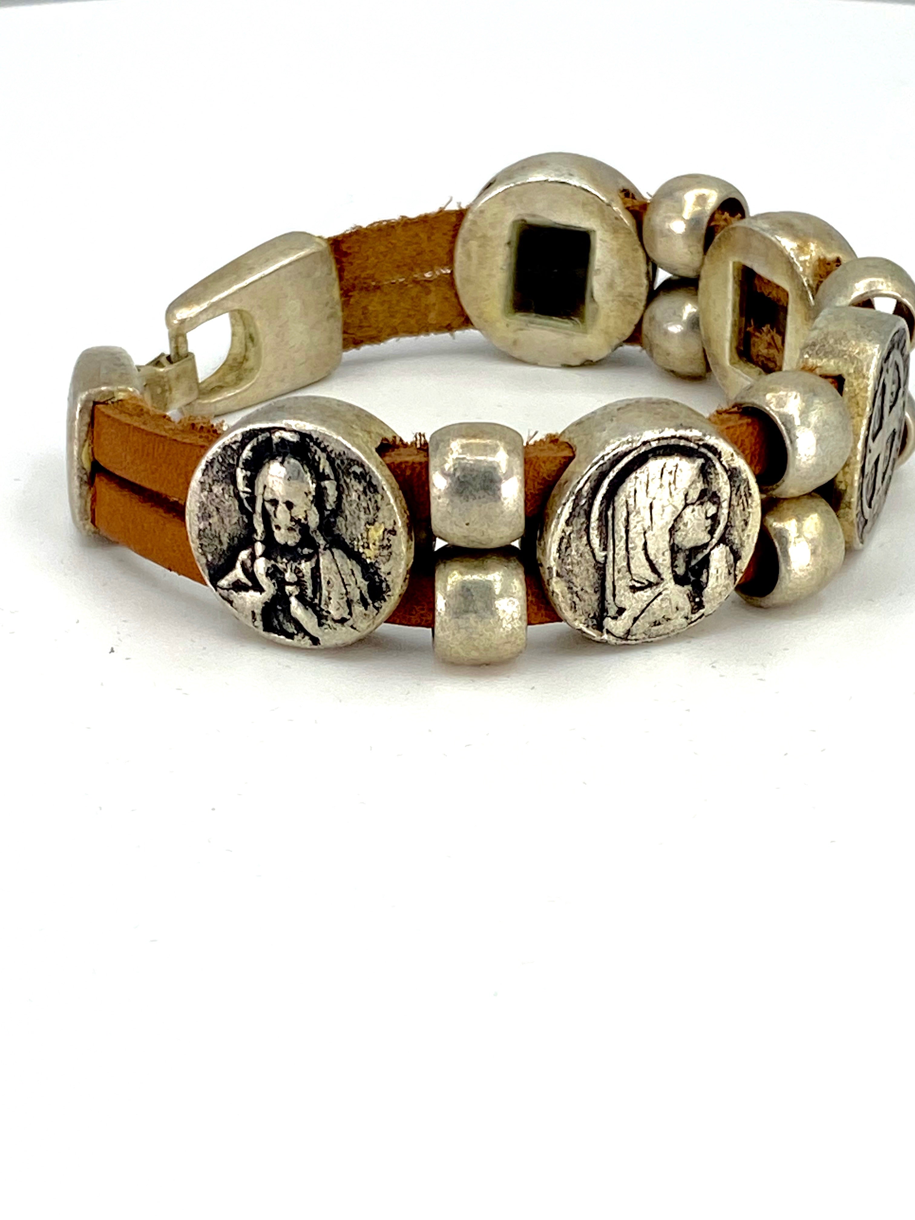 Pulsera Vintage con Doble Correa de Cuero y Medallas de La Virgen María, San Benito, Sagrado Corazón de Jesús, Ángel de la Guarda y Espíritu Santo joyería artesanal de Graciela's Collection