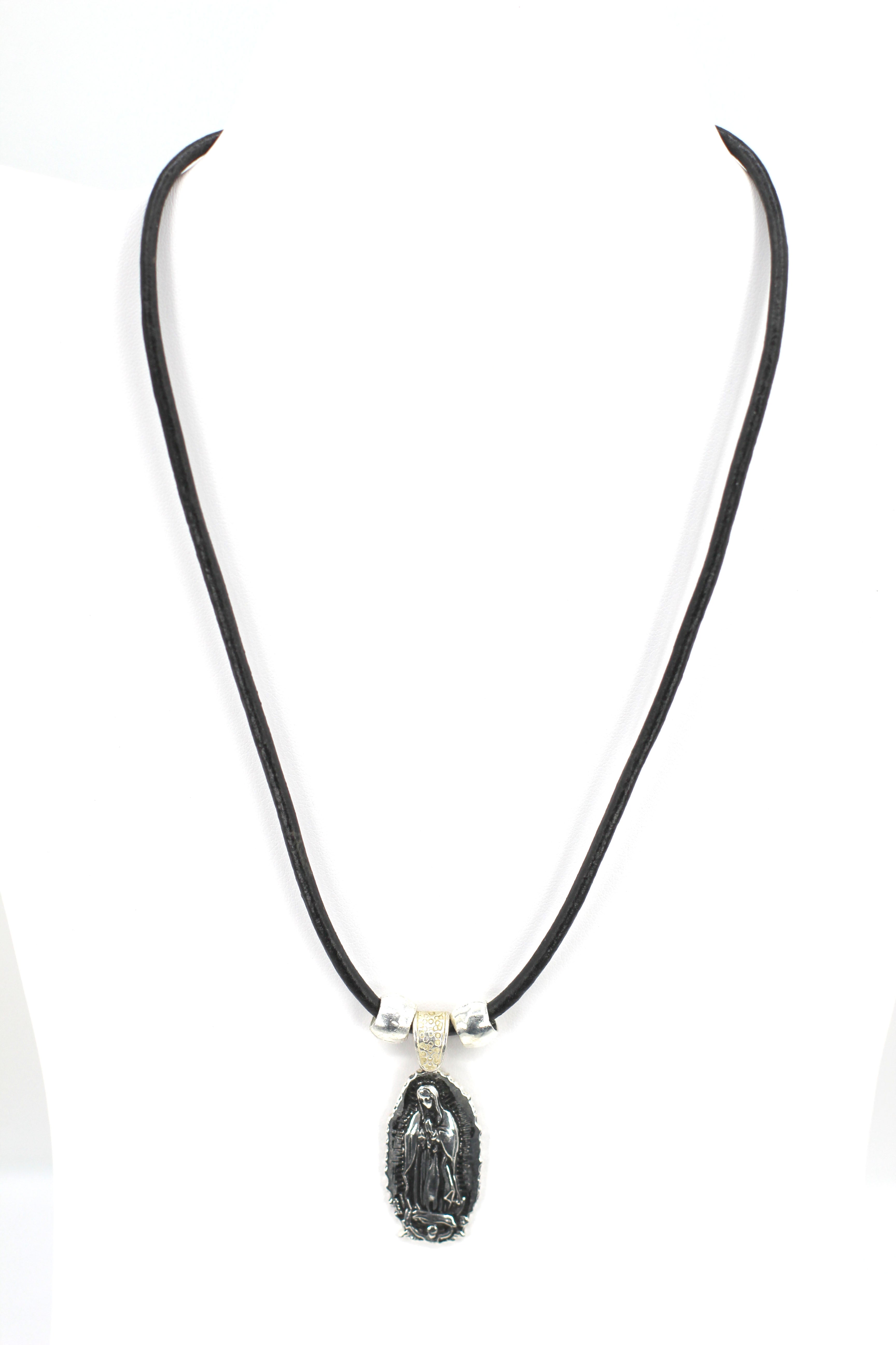 Collar Vintage de Nuestra Señora de Guadalupe - Nuestra Sra de Guadalupe Joyería de Forma Ovalada con Correa de Cuero Genuino de Graciela's Collection