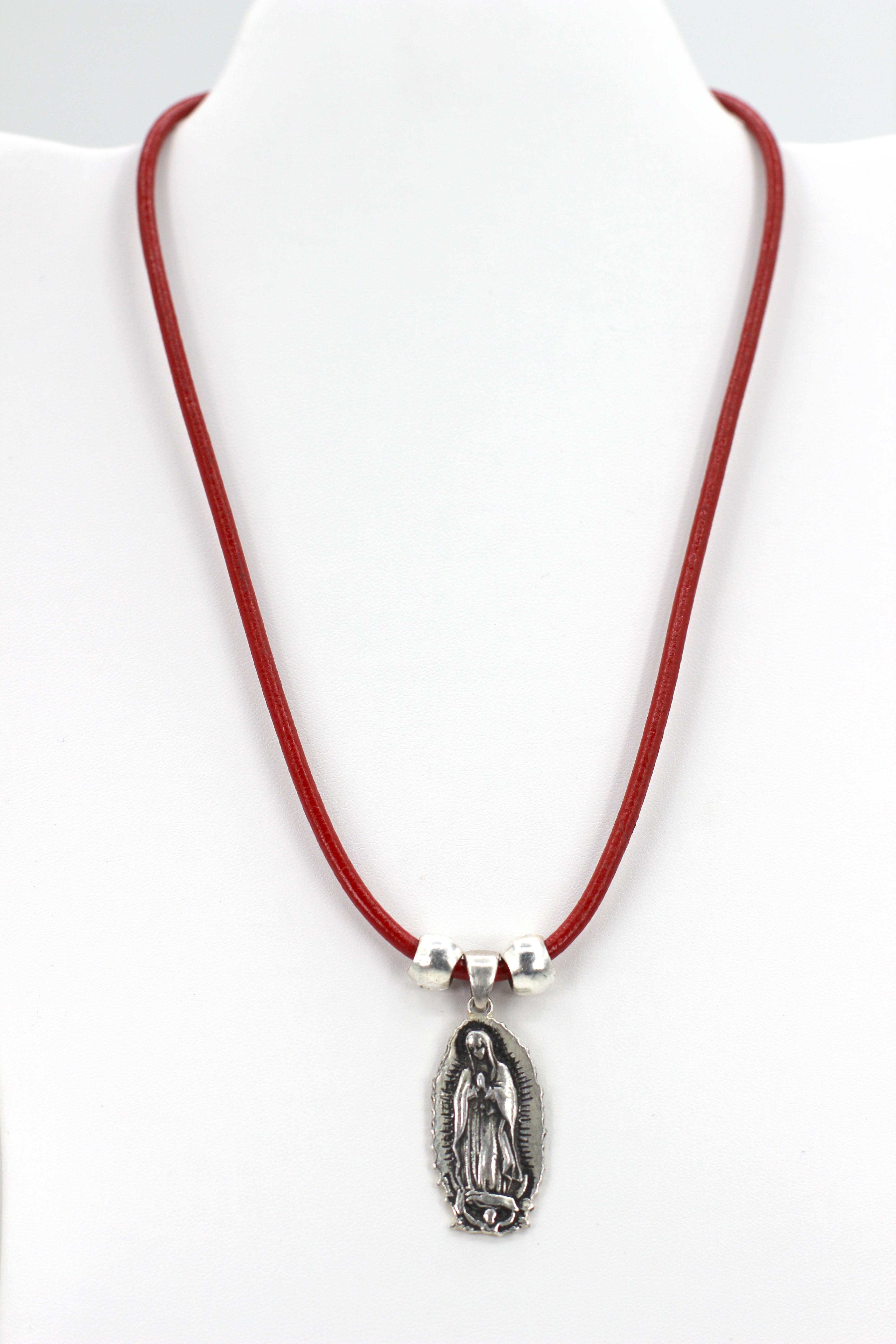 Collar Vintage de Nuestra Señora de Guadalupe - Nuestra Sra de Guadalupe Joyería de Forma Ovalada con Correa de Cuero Genuino de Graciela's Collection