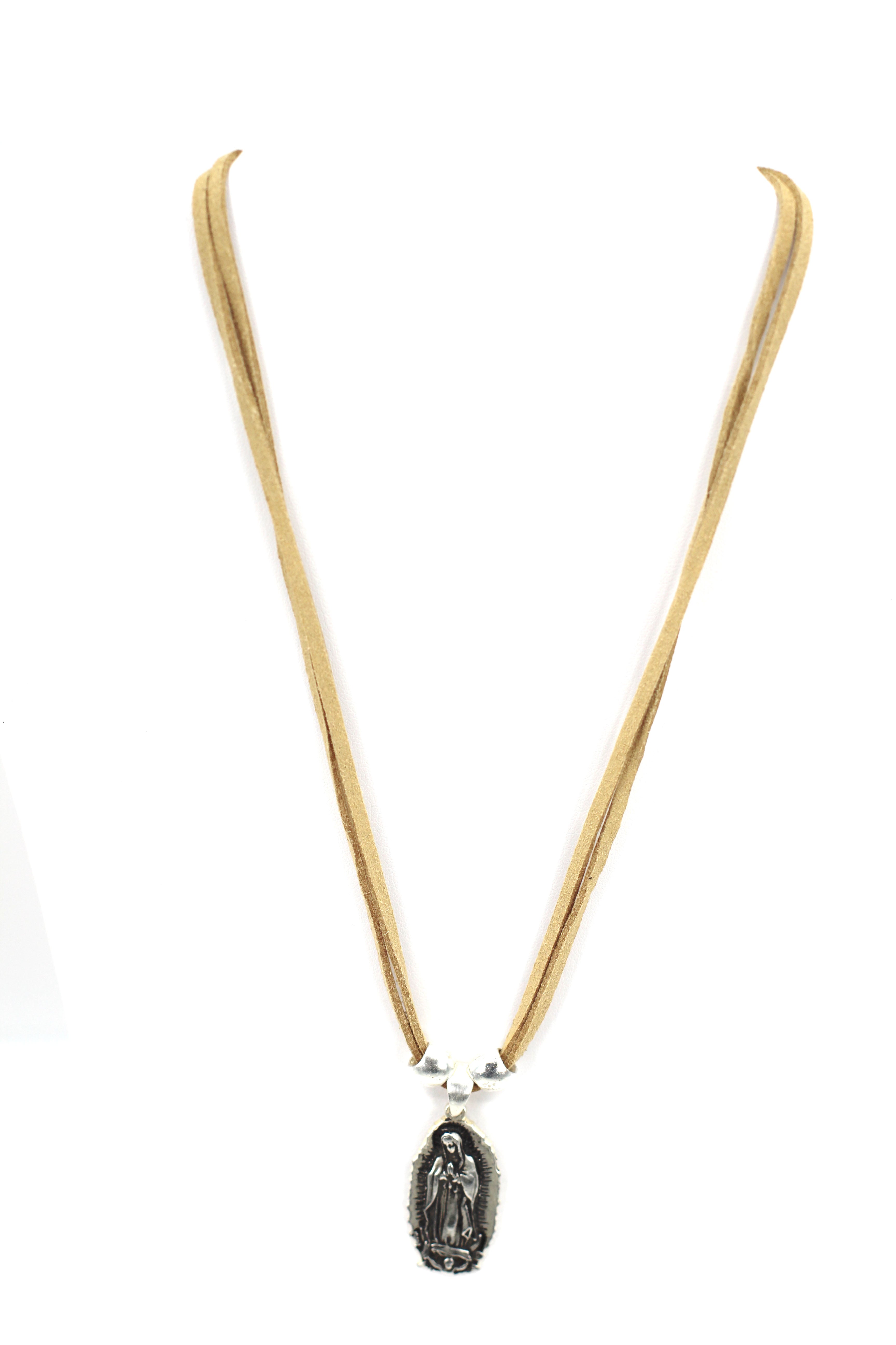 Collar Vintage de Nuestra Señora de Guadalupe - Nuestra Sra de Guadalupe Joyería de Forma Ovalada con Correa de Cuero Genuino de Graciela's Collection