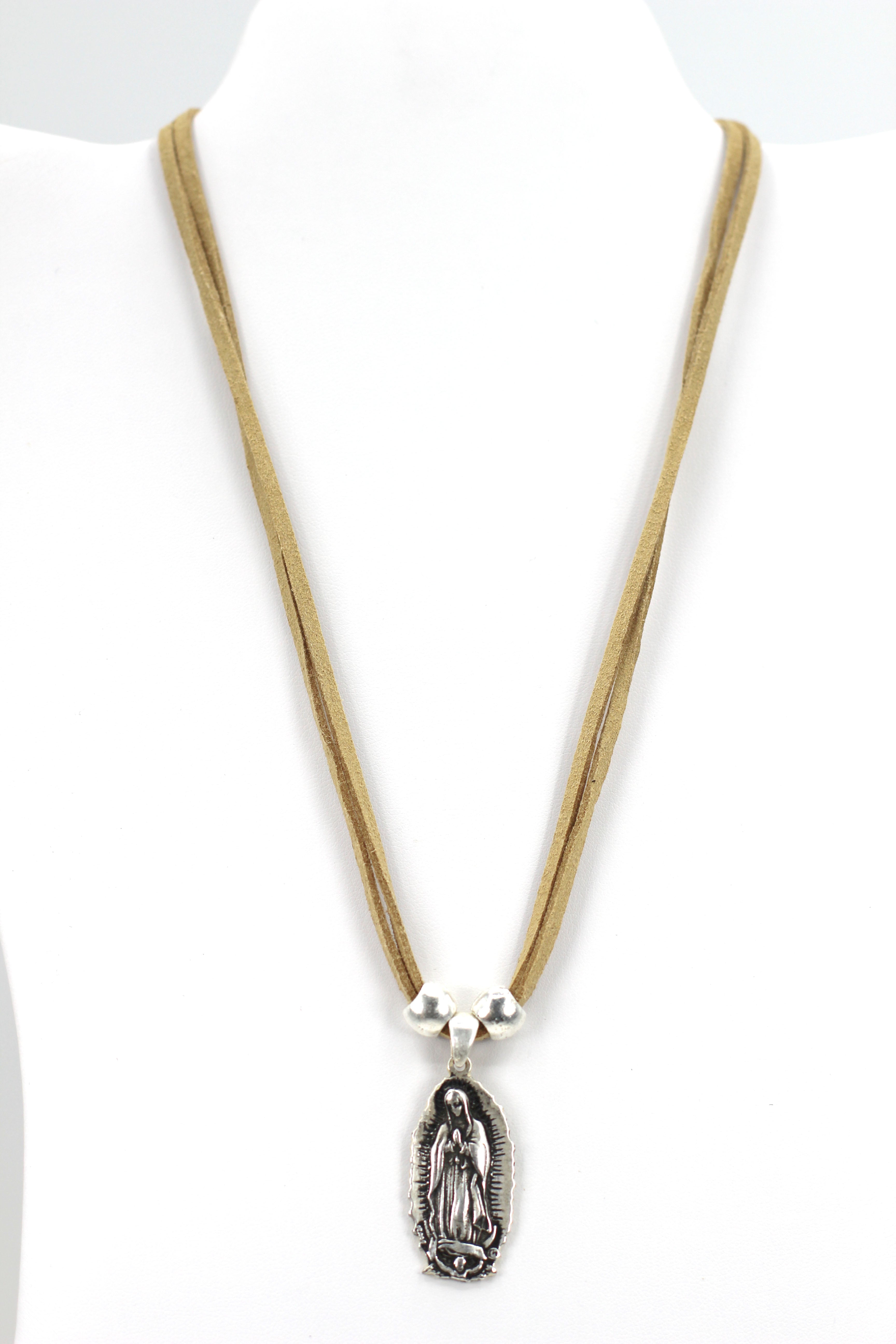 Collar Vintage de Nuestra Señora de Guadalupe - Nuestra Sra de Guadalupe Joyería de Forma Ovalada con Correa de Cuero Genuino de Graciela's Collection