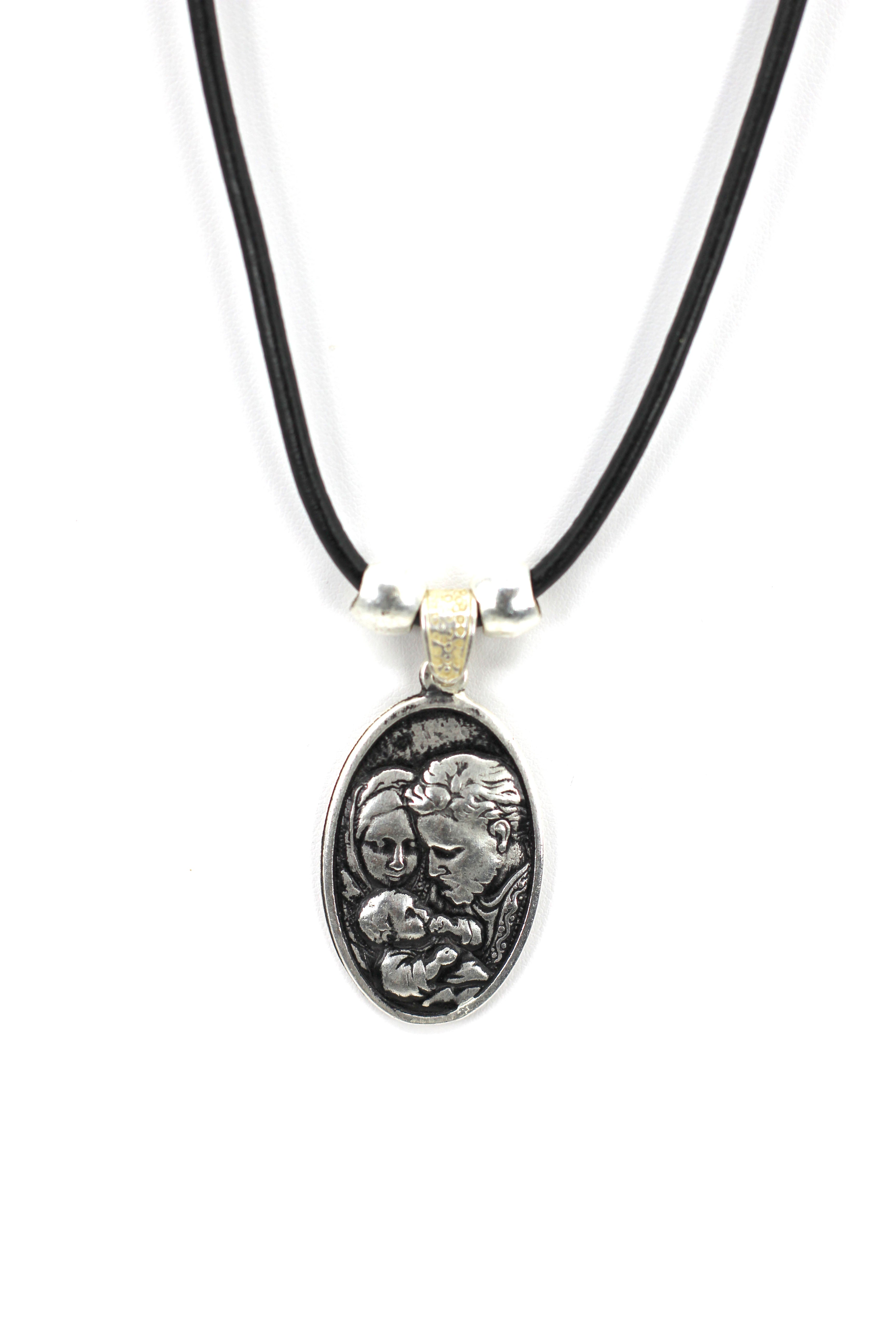 Collar Vintage de La Sagrada Familia y El Espíritu Santo Joyería Artesanal con Correa de Cuero Genuino de Graciela's Collection
