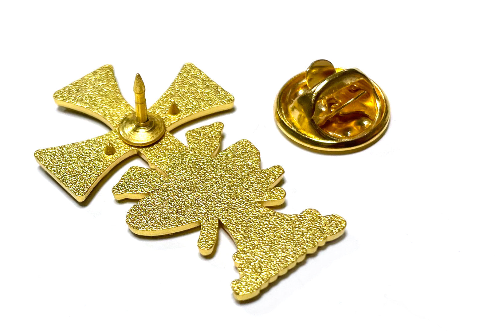 Emmaus lapel pin special for retreats made of golden metal- Pin de Emaús especial para retiros hecho en metal dorado