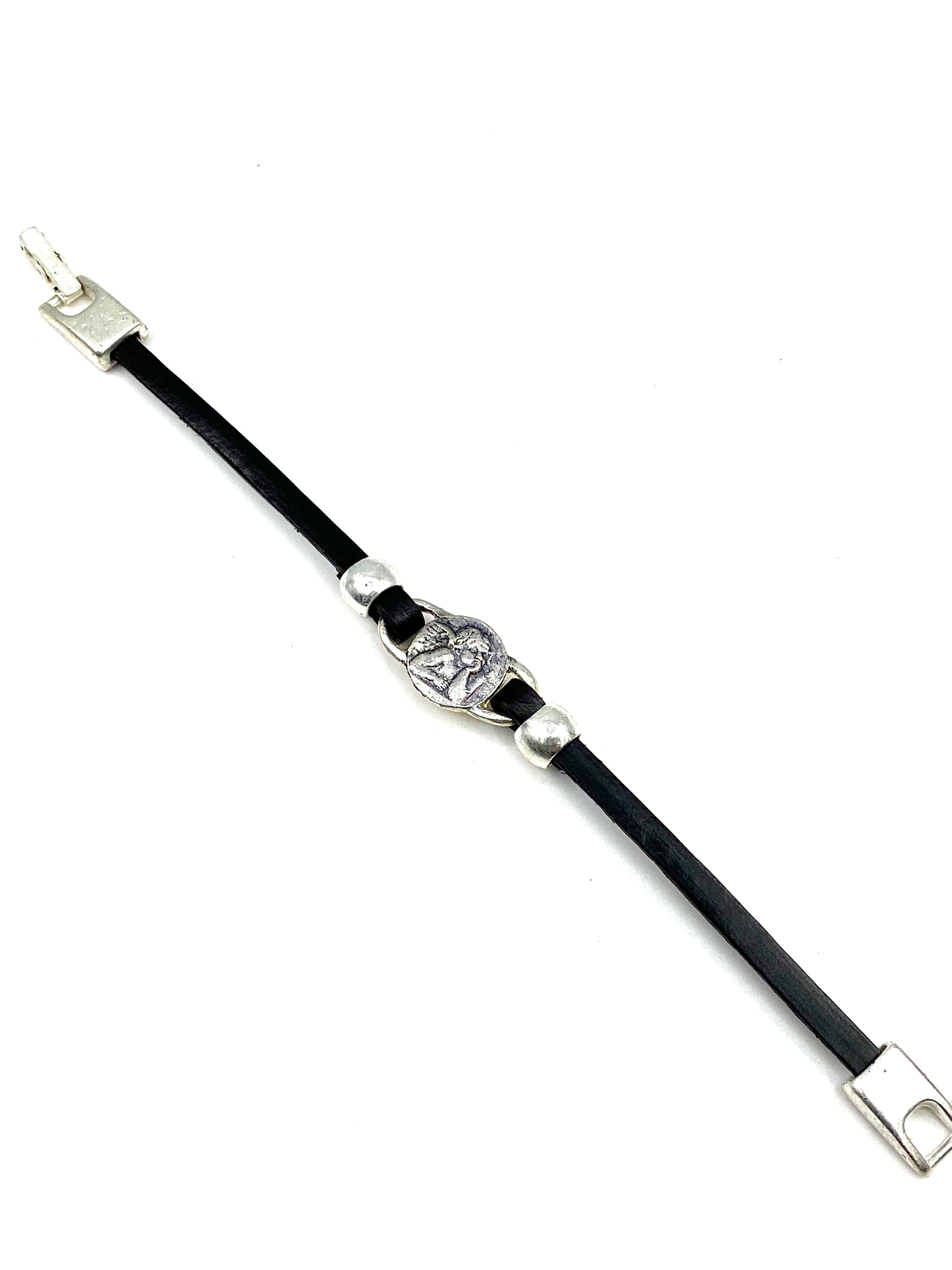 Pulsera de El Ángel de la Guarda joyería artesanal con tiras de cuero de Graciela's Collection
