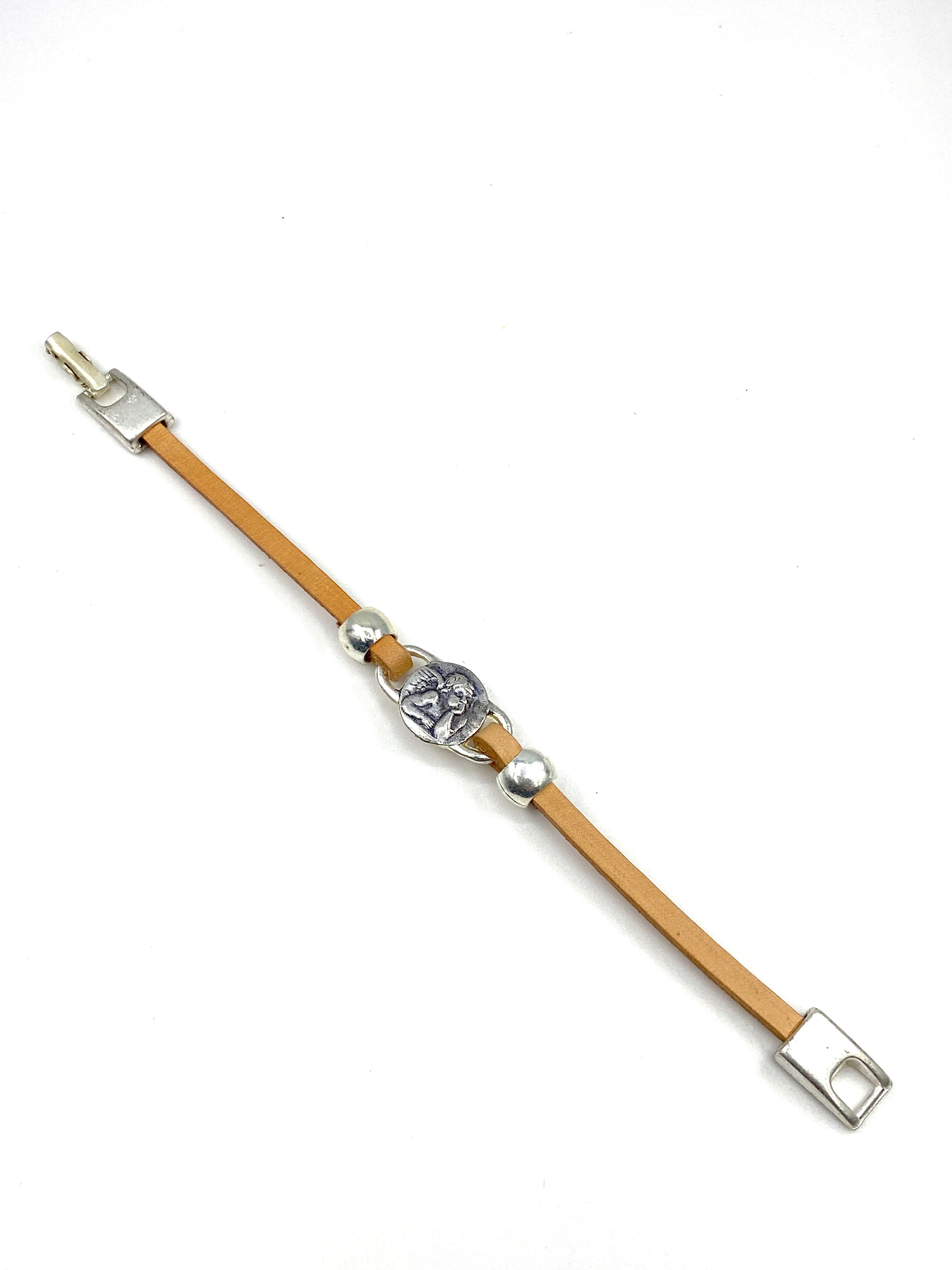 Pulsera de El Ángel de la Guarda joyería artesanal con tiras de cuero de Graciela's Collection