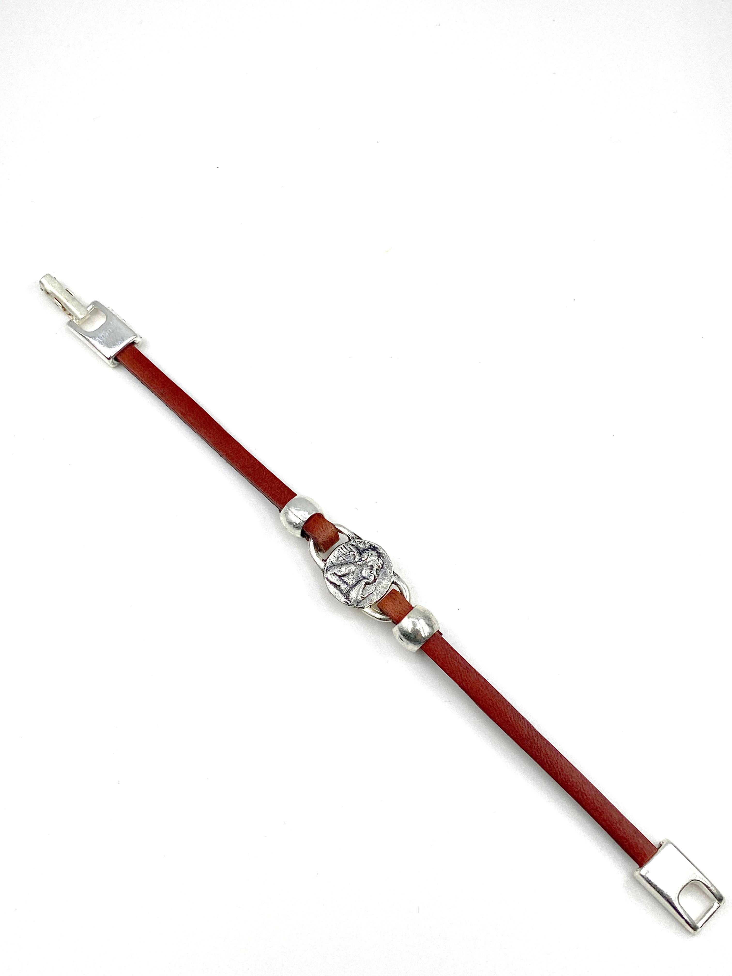 Pulsera de El Ángel de la Guarda joyería artesanal con tiras de cuero de Graciela's Collection