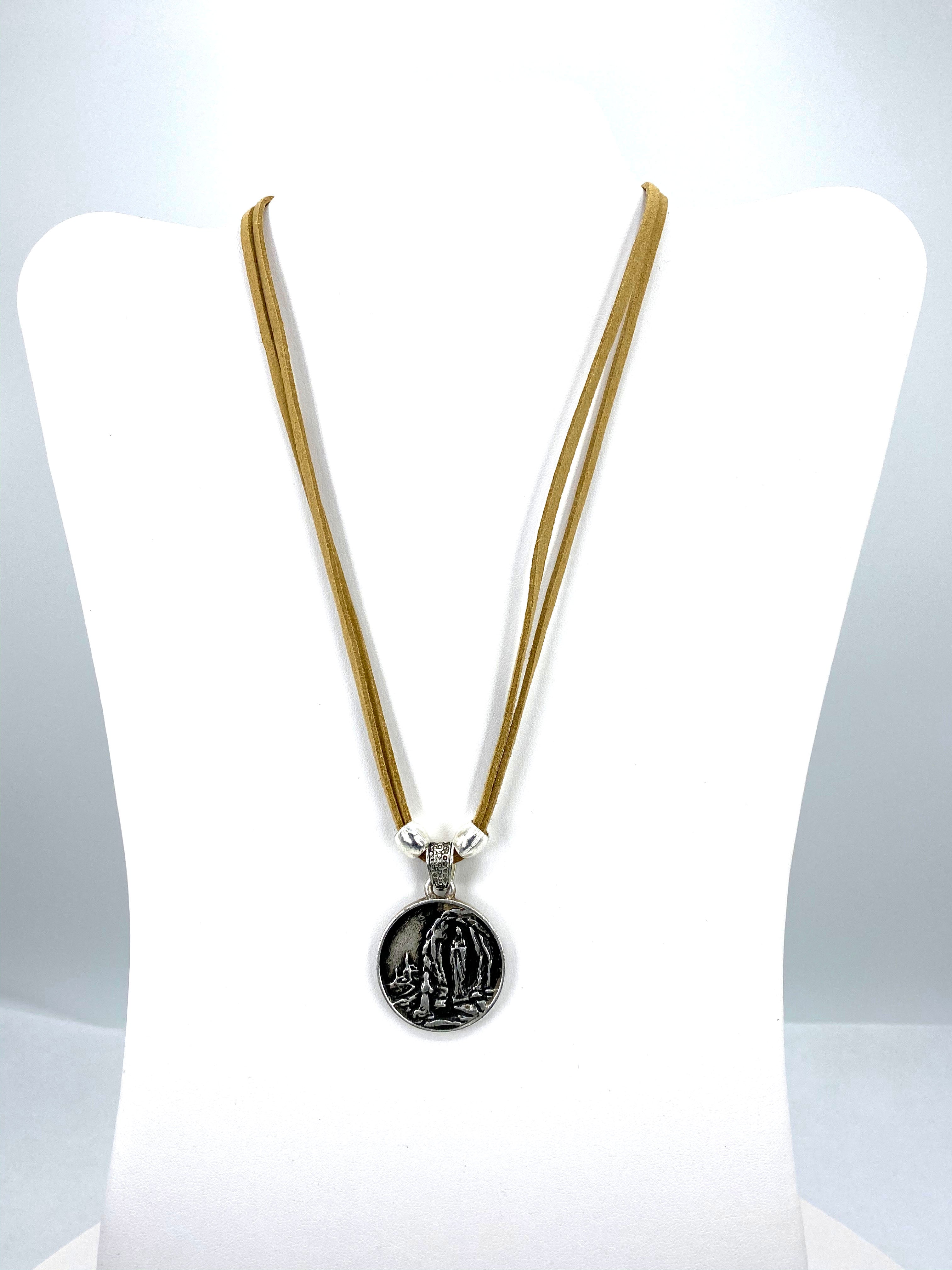 Collar Vintage de Nuestra Señora de Lourdes Joyería con correa de Cuero Genuino de Graciela's Collection