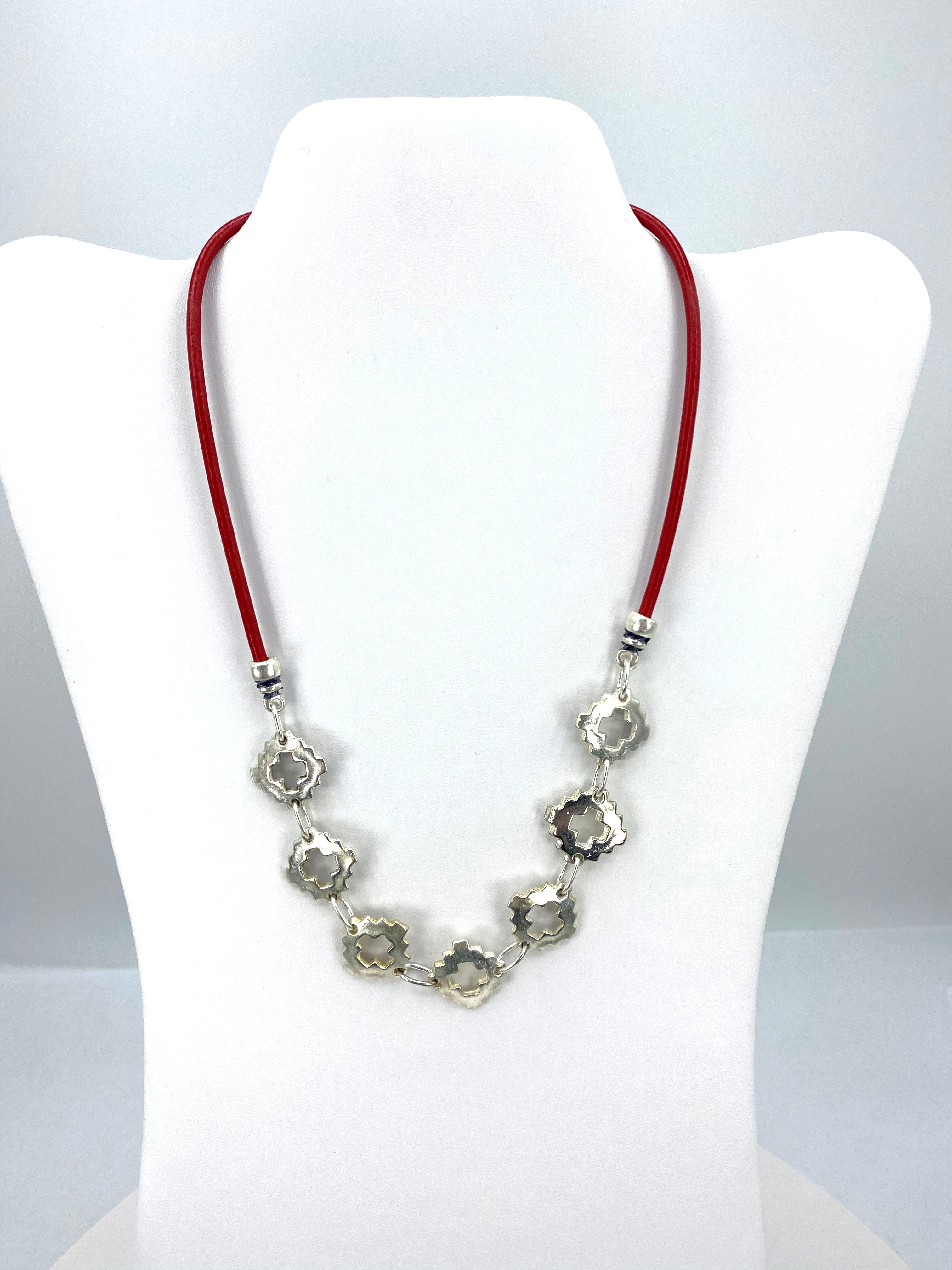 Collar Vintage La Cruz Joyería Hecha a Mano con Correa de Cuero Genuino de Graciela's Collection