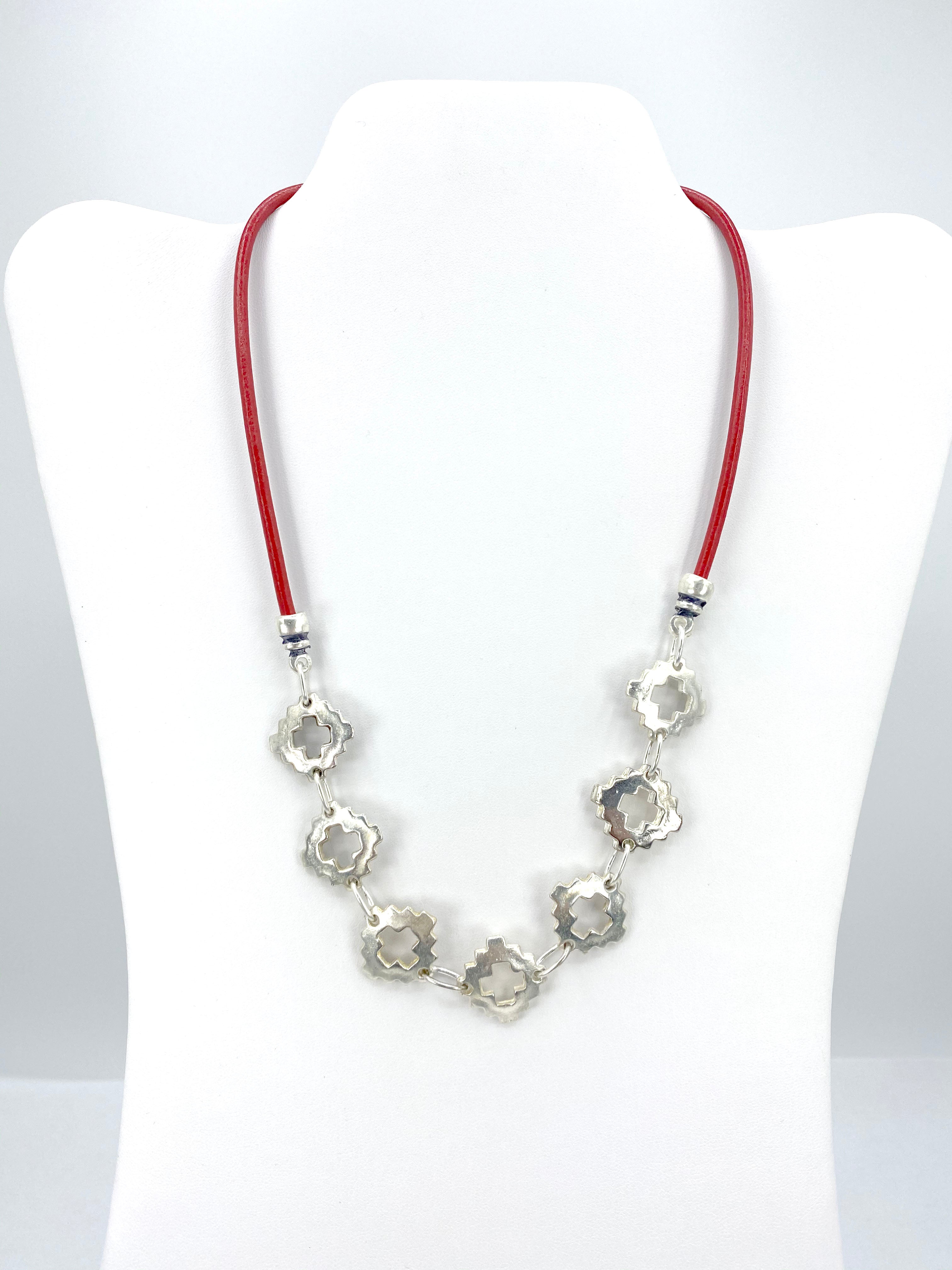 Collar Vintage La Cruz Joyería Hecha a Mano con Correa de Cuero Genuino de Graciela's Collection