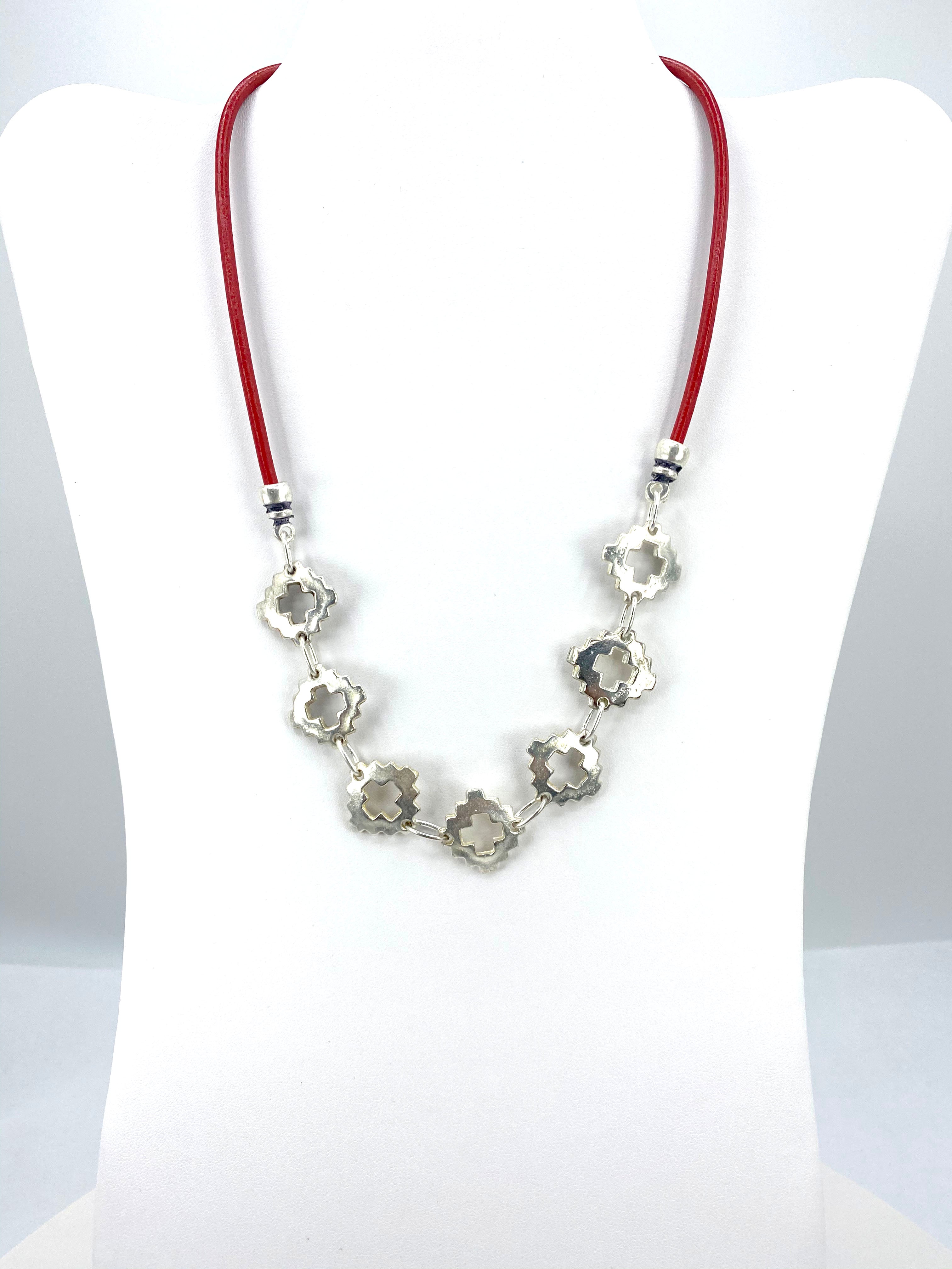 Collar Vintage La Cruz Joyería Hecha a Mano con Correa de Cuero Genuino de Graciela's Collection