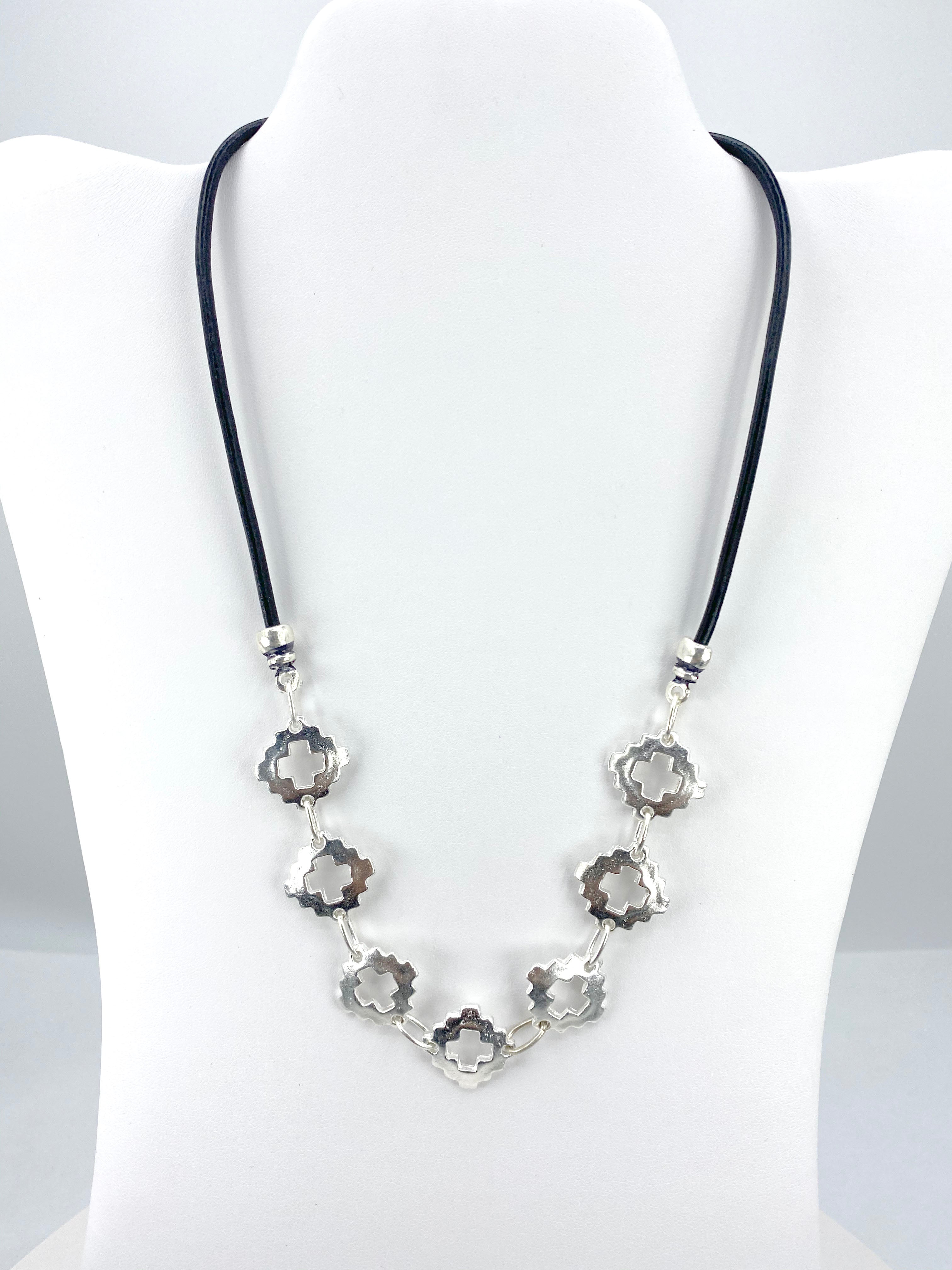 Collar Vintage La Cruz Joyería Hecha a Mano con Correa de Cuero Genuino de Graciela's Collection