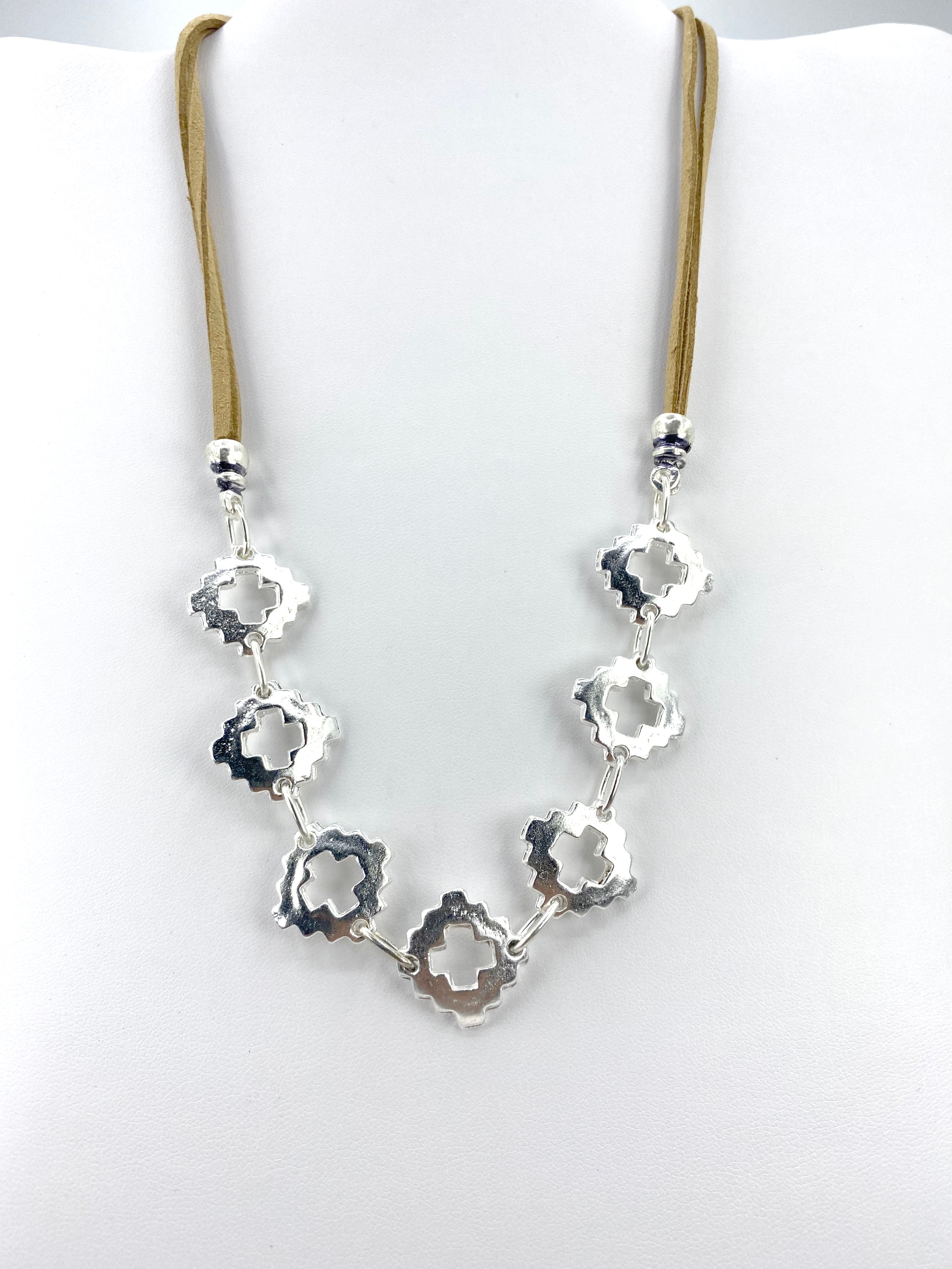 Collar Vintage La Cruz Joyería Hecha a Mano con Correa de Cuero Genuino de Graciela's Collection